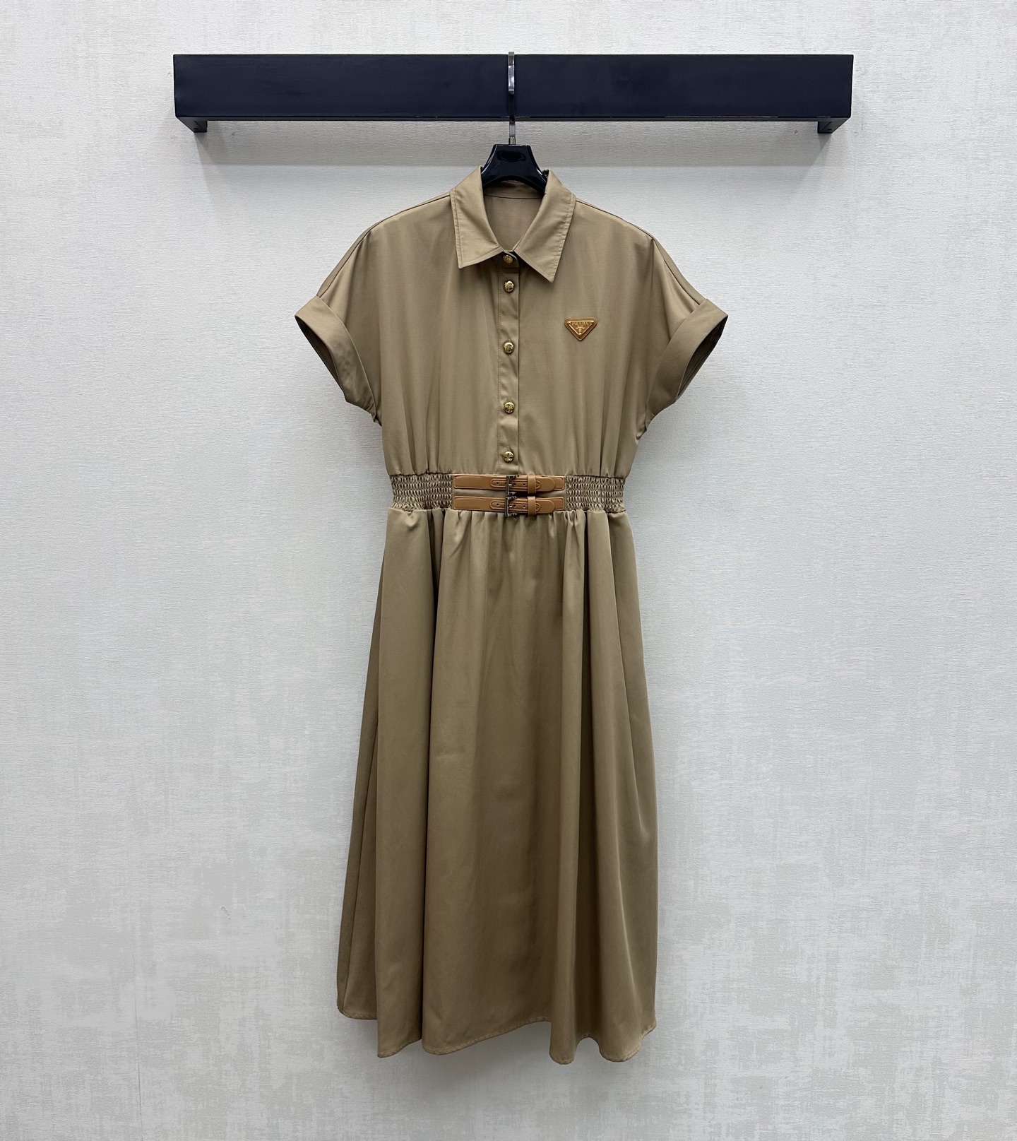 NO:747610,Prad*2026 new arrival leather button short-sleeved dress made of imported YB twill cotton material, breathable, comfortable, stiff and stylish. The waist is designed with elastic elastic band and contrasting leather buckle to create a perfect waist line proportion. The half- placket button adjustment is combined with the folded cuffs and umbrella-shaped large skirt details to add layering to the look. The iconic triangle logo decoration on the chest highlights the brand's tone and creates a casual high-street style. Surface accessories development. Lapel short-sleeved dress tailoring.  High-end and fashionable outfits for commuting and dating. High version 2 colors, prada, skirts, T-shirt,19860909Prad*2026新品上架皮扣短袖连衣裙定制YB进口斜纹棉纶材质 透气舒适 挺括有型 腰间沿用松紧弹力带撞色皮革扣带设计 打造完美腰身线条比例 半开襟纽扣调节配合翻折袖口与伞状大裙摆细节裁剪 增添造型层次感 胸前点缀标志性三角徽标装饰 彰显品牌调性 打造休闲高街风格 面辅料开发 翻领短袖连衣裙剪裁 通勤约会穿搭高级时髦 高版本2色,,prada,skirts,T-shirt,,Women's clothing