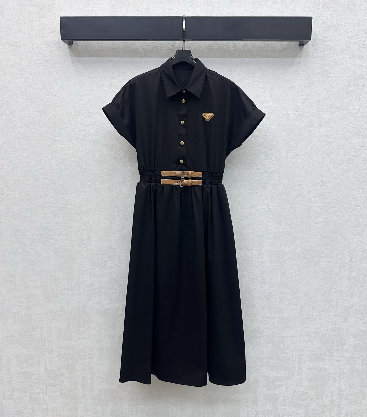 NO:747618,Prad*2026 new arrival leather button short-sleeved dress made of imported YB twill cotton material, breathable, comfortable, stiff and stylish. The waist is designed with elastic elastic band and contrasting leather buckle to create a perfect waist line proportion. The half- placket button adjustment is combined with the folded cuffs and umbrella-shaped large skirt details to add layering to the look. The iconic triangle logo decoration on the chest highlights the brand's tone and creates a casual high-street style. Surface accessories development. Lapel short-sleeved dress tailoring.  High-end and fashionable outfits for commuting and dating. High version 2 colors, prada, skirts, T-shirt,19860909Prad*2026新品上架皮扣短袖连衣裙定制YB进口斜纹棉纶材质 透气舒适 挺括有型 腰间沿用松紧弹力带撞色皮革扣带设计 打造完美腰身线条比例 半开襟纽扣调节配合翻折袖口与伞状大裙摆细节裁剪 增添造型层次感 胸前点缀标志性三角徽标装饰 彰显品牌调性 打造休闲高街风格 面辅料开发 翻领短袖连衣裙剪裁 通勤约会穿搭高级时髦 高版本2色,,prada,skirts,T-shirt,,Women's clothing