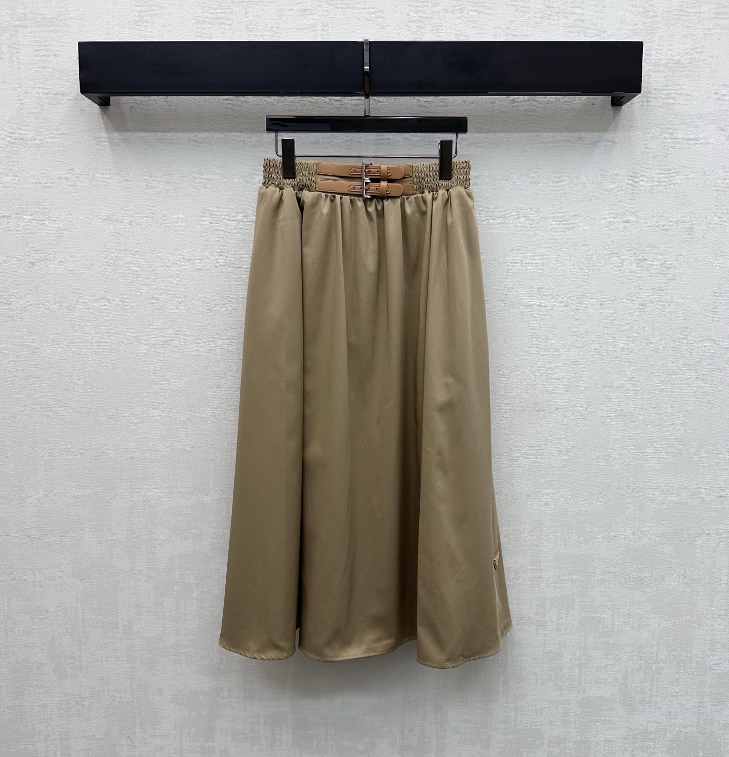 NO:747597,Prad*2026 New Products Leather Buckle Pleated Skirt Customized YB Imported Twill Cotton Material Breathable, Comfortable, Stiff and Stylish Used elastic elastic waist with contrasting leather buckle adjustment design to add layering to the look The iconic triangle logo decoration on the side of the skirt highlights the brand's tone Create a casual high street style Surface accessories development High-waisted umbrella skirt cut Casually matched with tops to wear high-end fashion High version 2 colors, prada, skirts,19860909Prad*2026新品上架皮扣压褶半裙定制YB进口斜纹棉纶材质 透气舒适 挺括有型 沿用松紧弹力腰配合撞色皮革扣带调节设计 增添造型层次感 裙摆侧点缀标志性三角徽标装饰 彰显品牌调性 打造休闲高街风格 面辅料开发 高腰伞状半裙剪裁 随意搭配上装穿搭高级时髦 高版本2色,,prada,skirts,,Women's clothing