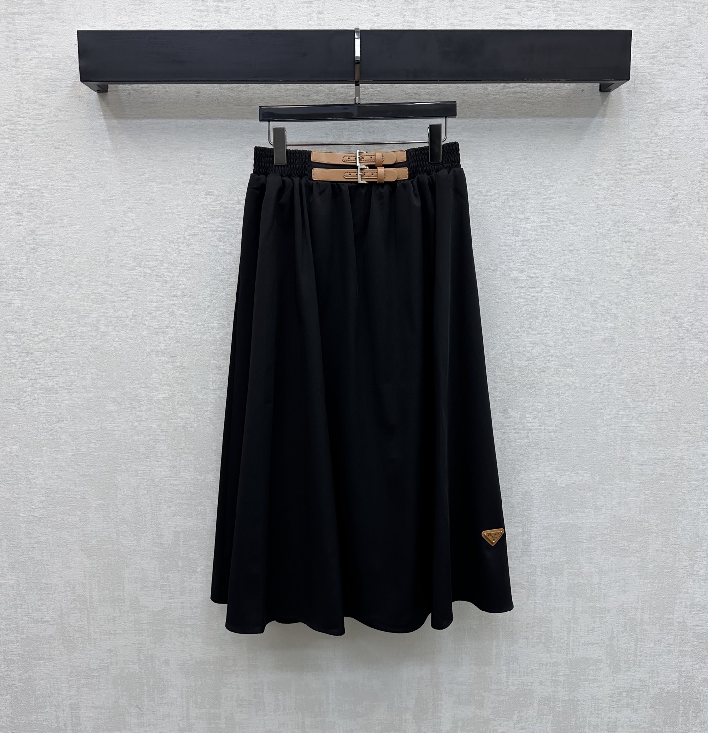 NO:747602,Prad*2026 New Products Leather Buckle Pleated Skirt Customized YB Imported Twill Cotton Material Breathable, Comfortable, Stiff and Stylish Used elastic elastic waist with contrasting leather buckle adjustment design to add layering to the look The iconic triangle logo decoration on the side of the skirt highlights the brand's tone Create a casual high street style Surface accessories development High-waisted umbrella skirt cut Casually matched with tops to wear high-end fashion High version 2 colors, prada, skirts,19860909Prad*2026新品上架皮扣压褶半裙定制YB进口斜纹棉纶材质 透气舒适 挺括有型 沿用松紧弹力腰配合撞色皮革扣带调节设计 增添造型层次感 裙摆侧点缀标志性三角徽标装饰 彰显品牌调性 打造休闲高街风格 面辅料开发 高腰伞状半裙剪裁 随意搭配上装穿搭高级时髦 高版本2色,,prada,skirts,,Women's clothing