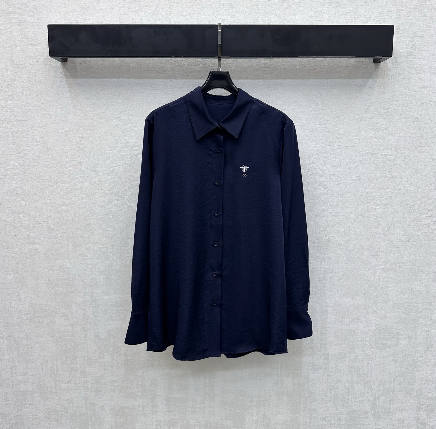 NO:747532,Dio*2026 new arrivals, lapel embroidered logo shirt, customized YB imported rayon material, breathable and comfortable, full of texture, open cuffs are adjusted with small round buttons to add layering to the look, emblazoned with the iconic bee letter embroidery logo on the chest, highlighting the brand tone, development of surface accessories, regular lapel long-sleeved shirt tailoring, can be paired with trousers of the same series, high-end and fashionable for daily commuting, high version, dior,19860909Dio*2026新品上架翻领刺绣徽标衬衣定制YB进口人丝材质 透气舒适 质感十足 开襟袖口沿用小圆扣调节设计 增添造型层次感 胸前点缀标志性蜜蜂字母刺绣徽标装饰 彰显品牌调性 面辅料开发 常规翻领长袖衬衣剪裁 可搭配同系列长裤 日常通勤穿搭高级时髦 高版本,,dior,,Women's clothing