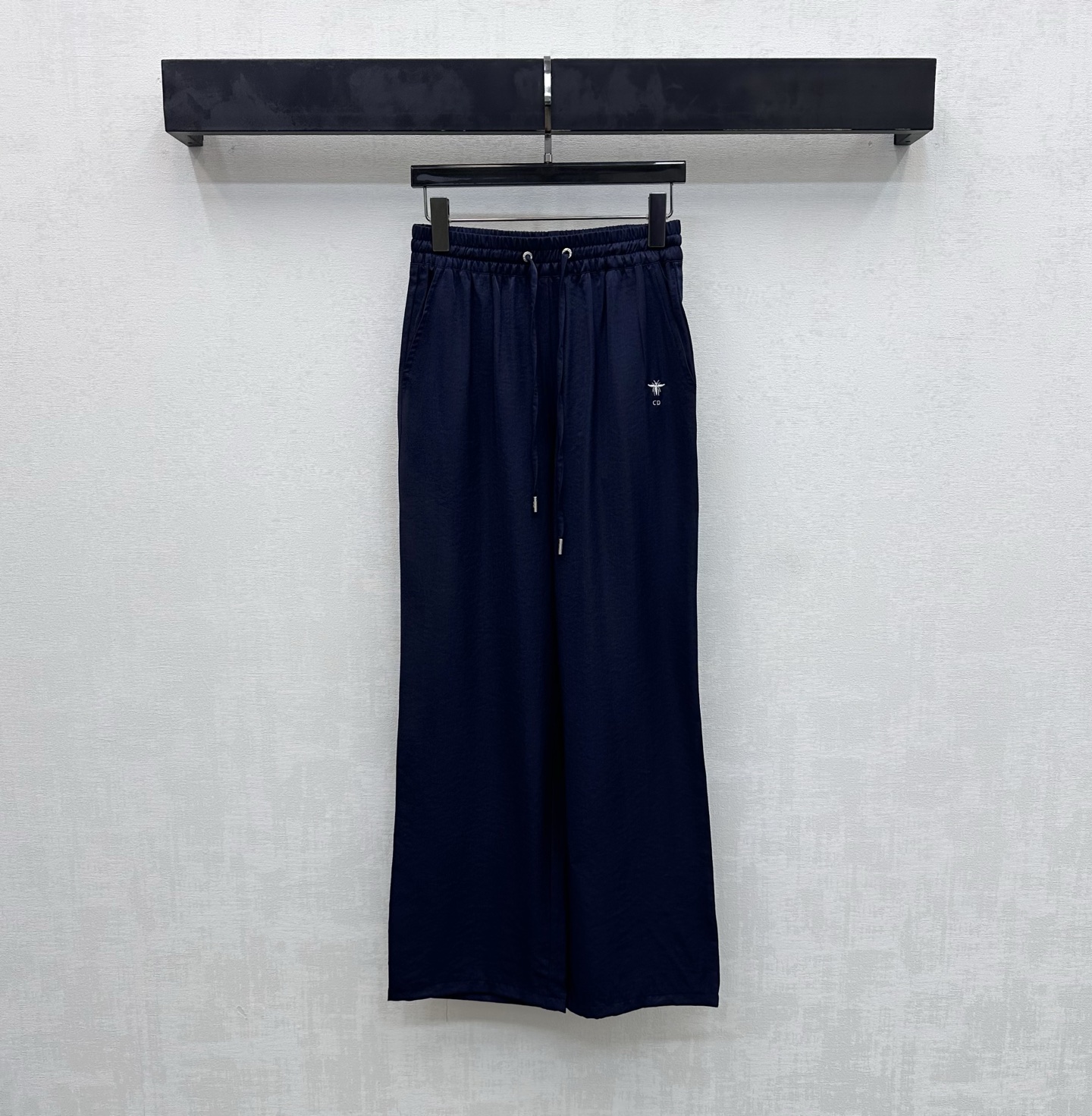 NO:747574,Dio*2026 new product launch embroidered logo drawstring trousers customized YB imported rayon material, breathable and comfortable, full of texture, using elastic drawstring adjustment design to add layering to the look. The side span is embellished with the iconic bee letter embroidery logo decoration to highlight the brand tone. Surface accessories development. High-waisted drawstring straight trousers cut. Can be matched with shirts of the same series. High-end fashionable for daily commuting. High version, dior,19860909Dio*2026新品上架刺绣徽标抽绳长裤定制YB进口人丝材质 透气舒适 质感十足 沿用弹力抽绳调节设计 增添造型层次感 侧跨点缀标志性蜜蜂字母刺绣徽标装饰 彰显品牌调性 面辅料开发 高腰抽绳直筒长裤剪裁 可搭配同系列衬衣 日常通勤穿搭高级时髦 高版本,,dior,,Women's clothing