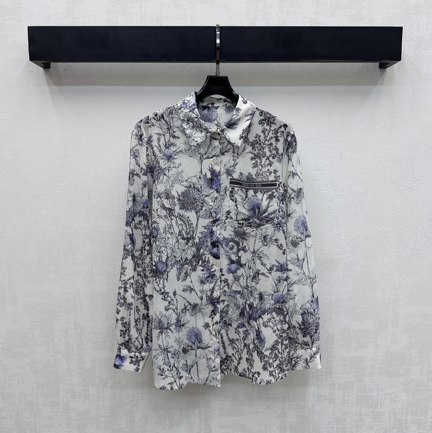 NO:747561,Dio*2026 new arrival printed lapel shirt, customized YB imported twill material, glossy texture, comfortable and soft, all-over plant and flower print pattern, with placket buttons to adjust the wear and tear design, adding layering to the look, embellishment of iconic letters on the single side pocket on the chest, highlighting the brand tone, development of fabric accessories, regular shoulder lapel shirt tailoring, can be paired with skirts from the same series, complete set with high-end temperament, high version, dior, skirts, shirts,19860909Dio*2026新品上架印花翻领衬衣定制YB进口斜纹绸材质 质感光泽 舒适柔软 通体满印植物花卉印花图案 配合开襟纽扣调节穿脱设计 增添造型层次感 胸前单侧口袋标志性字母点缀之上 彰显品牌调性 面辅料开发 常规正肩翻领衬衫剪裁 可搭配同系列半裙 成套穿搭高级气质 高版本,,dior,skirts,shirts,,Women's clothing