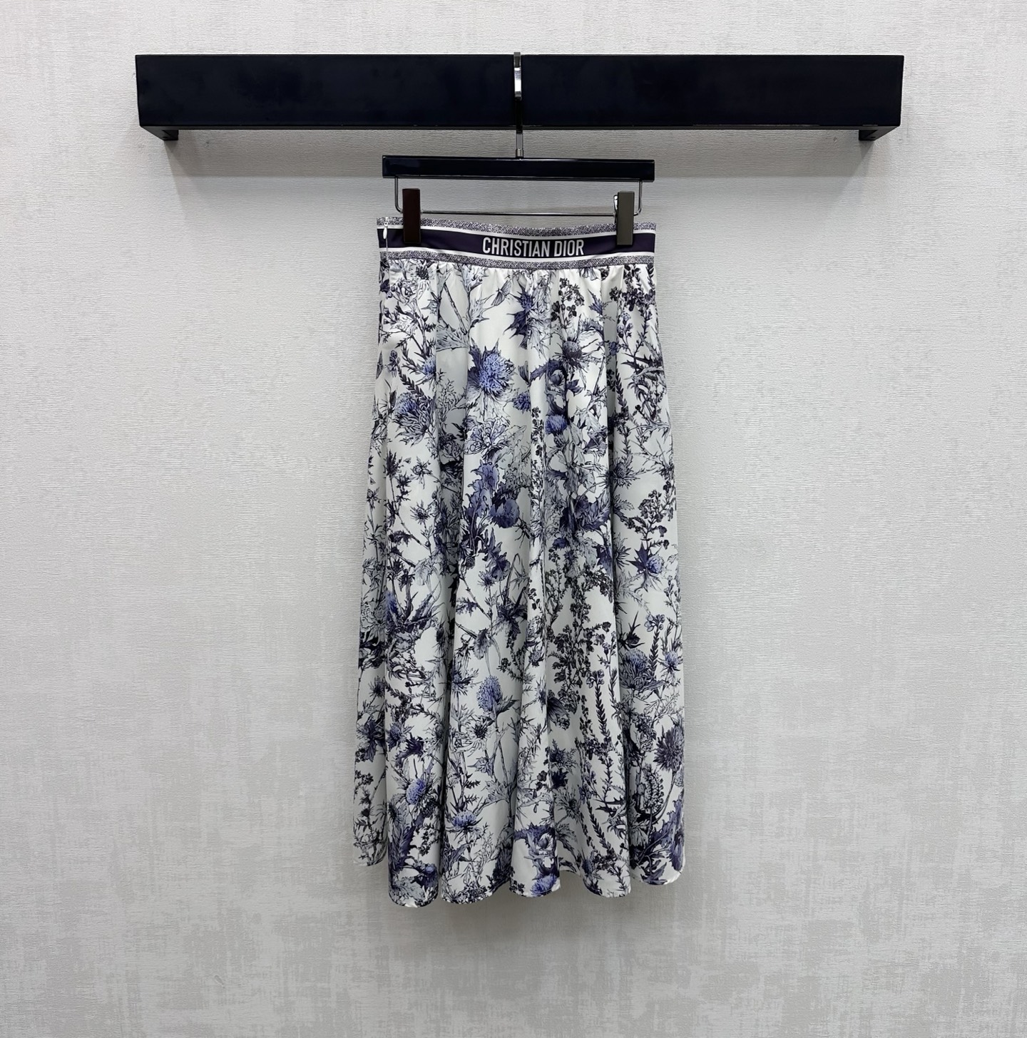 NO:747558,Dio*2026 new arrival printed pleated skirt, customized YB imported twill silk material, glossy texture, comfortable and soft, all-over plant and flower print pattern, with side zipper to adjust the wear and tear design, adding layering to the style, embellishment of the iconic letters on the waistband, highlighting the brand tone, development of surface accessories, high-waisted pleated skirt tailoring, can be matched with shirts from the same series, complete set with high-end temperament, high version, dior, skirts,19860909Dio*2026新品上架印花压褶半裙定制YB进口斜纹绸材质 质感光泽 舒适柔软 通体满印植物花卉印花图案 配合侧拉链调节穿脱设计 增添造型层次感 腰头标志性字母点缀之上 彰显品牌调性 面辅料开发 高腰压褶半裙剪裁 可搭配同系列衬衣 成套穿搭高级气质 高版本,,dior,skirts,,Women's clothing