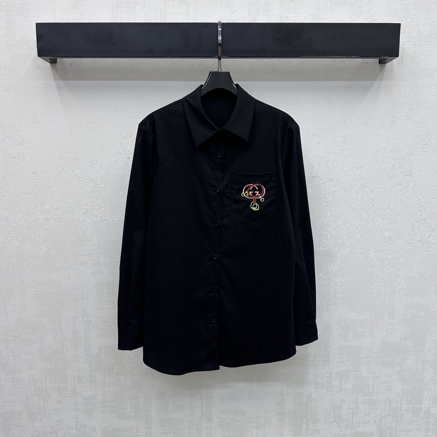 NO:747593,Gucc*2026 new arrival lapel embroidered logo shirt customized YB imported virgin twill cotton material Breathable and comfortable, full of texture Regular lapel version with small round button adjustment to add layering to the look One side pocket on the chest is decorated with iconic letter embroidery logo to highlight the brand tone Development of surface accessories Lapel long-sleeved shirt tailoring Casual matching with skirts and trousers for daily commuting High-end fashion High version 2 colors, gucci, skirts,19860909Gucc*2026新品上架翻领刺绣徽标衬衣定制YB进口原生斜纹全棉材质 透气舒适 质感十足 常规翻领版型配合开襟小圆扣调节处理 增添造型层次感 胸前单侧口袋点缀标志性字母刺绣徽标装饰 彰显品牌调性 面辅料开发 翻领长袖衬衣剪裁 日常通勤随意搭配裙裤装穿搭高级时髦 高版本2色,,gucci,skirts,,Women's clothing