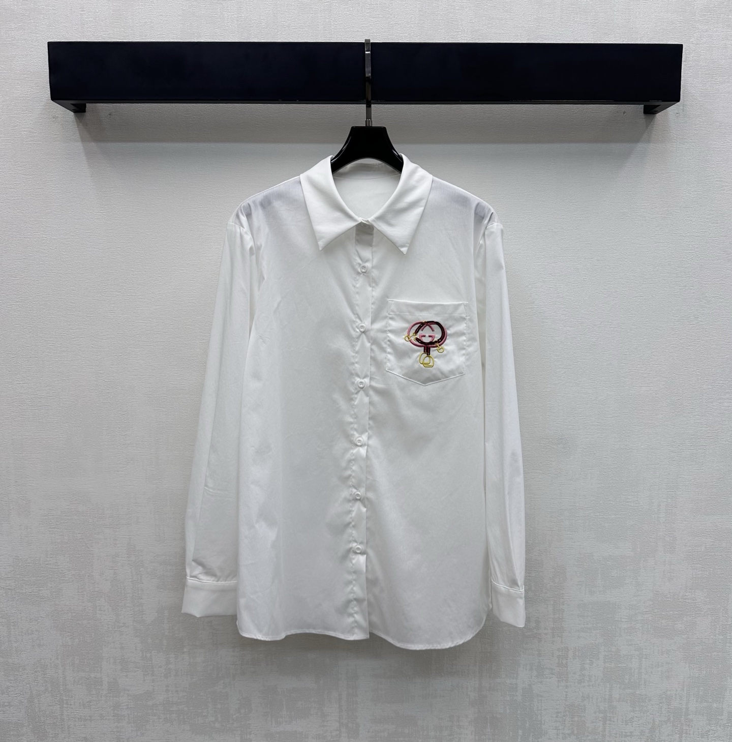 NO:747598,Gucc*2026 new arrival lapel embroidered logo shirt customized YB imported virgin twill cotton material Breathable and comfortable, full of texture Regular lapel version with small round button adjustment to add layering to the look One side pocket on the chest is decorated with iconic letter embroidery logo to highlight the brand tone Development of surface accessories Lapel long-sleeved shirt tailoring Casual matching with skirts and trousers for daily commuting High-end fashion High version 2 colors, gucci, skirts,19860909Gucc*2026新品上架翻领刺绣徽标衬衣定制YB进口原生斜纹全棉材质 透气舒适 质感十足 常规翻领版型配合开襟小圆扣调节处理 增添造型层次感 胸前单侧口袋点缀标志性字母刺绣徽标装饰 彰显品牌调性 面辅料开发 翻领长袖衬衣剪裁 日常通勤随意搭配裙裤装穿搭高级时髦 高版本2色,,gucci,skirts,,Women's clothing