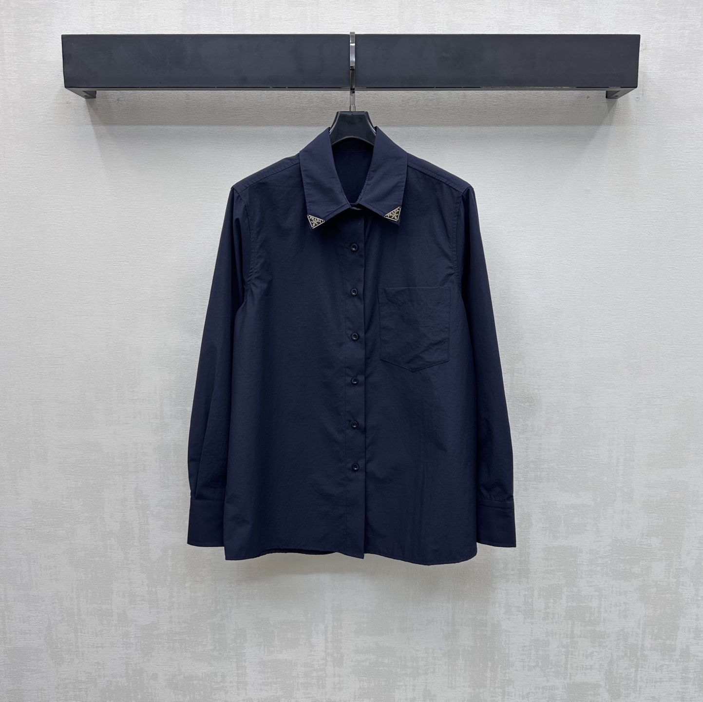 NO:747582,Prad*2026 new arrival lapel triangle logo shirt customized YB imported virgin twill cotton material Breathable and comfortable, full of texture The placket is adjusted with a small round button to match the unilateral pocket design to add layering to the look The iconic triangle logo decoration is embellished on the collar tip to highlight the brand tone Development of surface accessories Regular lapel long-sleeved shirt tailoring Casual combination with skirts and trousers for daily commuting High-end fashion High version 2 colors, prada, skirts,19860909Prad*2026新品上架翻领三角徽标衬衣定制YB进口原生斜纹全棉材质 透气舒适 质感十足 开襟沿用小圆扣调节配合单侧口袋设计 增添造型层次感 领尖点缀标志性三角徽标装饰 彰显品牌调性 面辅料开发 常规翻领长袖衬衣剪裁 日常通勤随意搭配裙裤装穿搭高级时髦 高版本2色,,prada,skirts,,Women's clothing