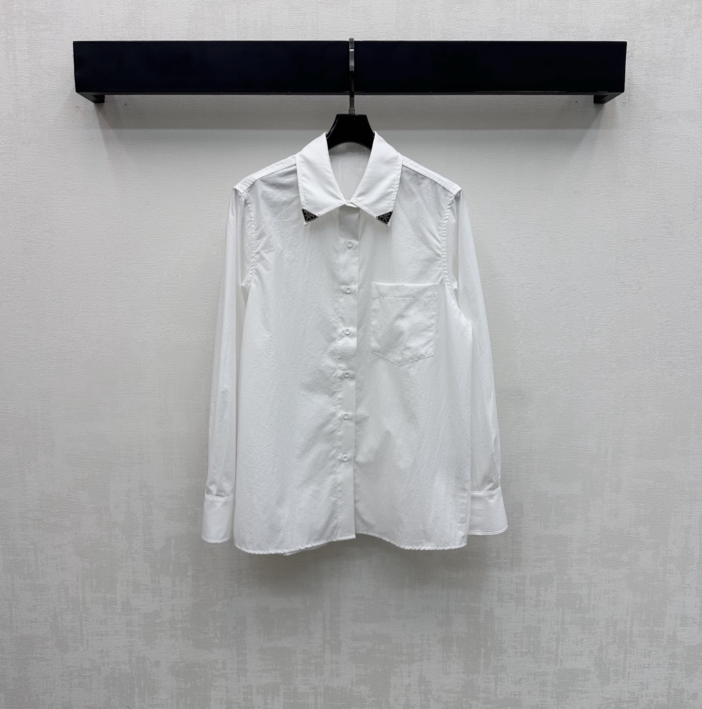 NO:747576,Prad*2026 new arrival lapel triangle logo shirt customized YB imported virgin twill cotton material Breathable and comfortable, full of texture The placket is adjusted with a small round button to match the unilateral pocket design to add layering to the look The iconic triangle logo decoration is embellished on the collar tip to highlight the brand tone Development of surface accessories Regular lapel long-sleeved shirt tailoring Casual combination with skirts and trousers for daily commuting High-end fashion High version 2 colors, prada, skirts,19860909Prad*2026新品上架翻领三角徽标衬衣定制YB进口原生斜纹全棉材质 透气舒适 质感十足 开襟沿用小圆扣调节配合单侧口袋设计 增添造型层次感 领尖点缀标志性三角徽标装饰 彰显品牌调性 面辅料开发 常规翻领长袖衬衣剪裁 日常通勤随意搭配裙裤装穿搭高级时髦 高版本2色,,prada,skirts,,Women's clothing