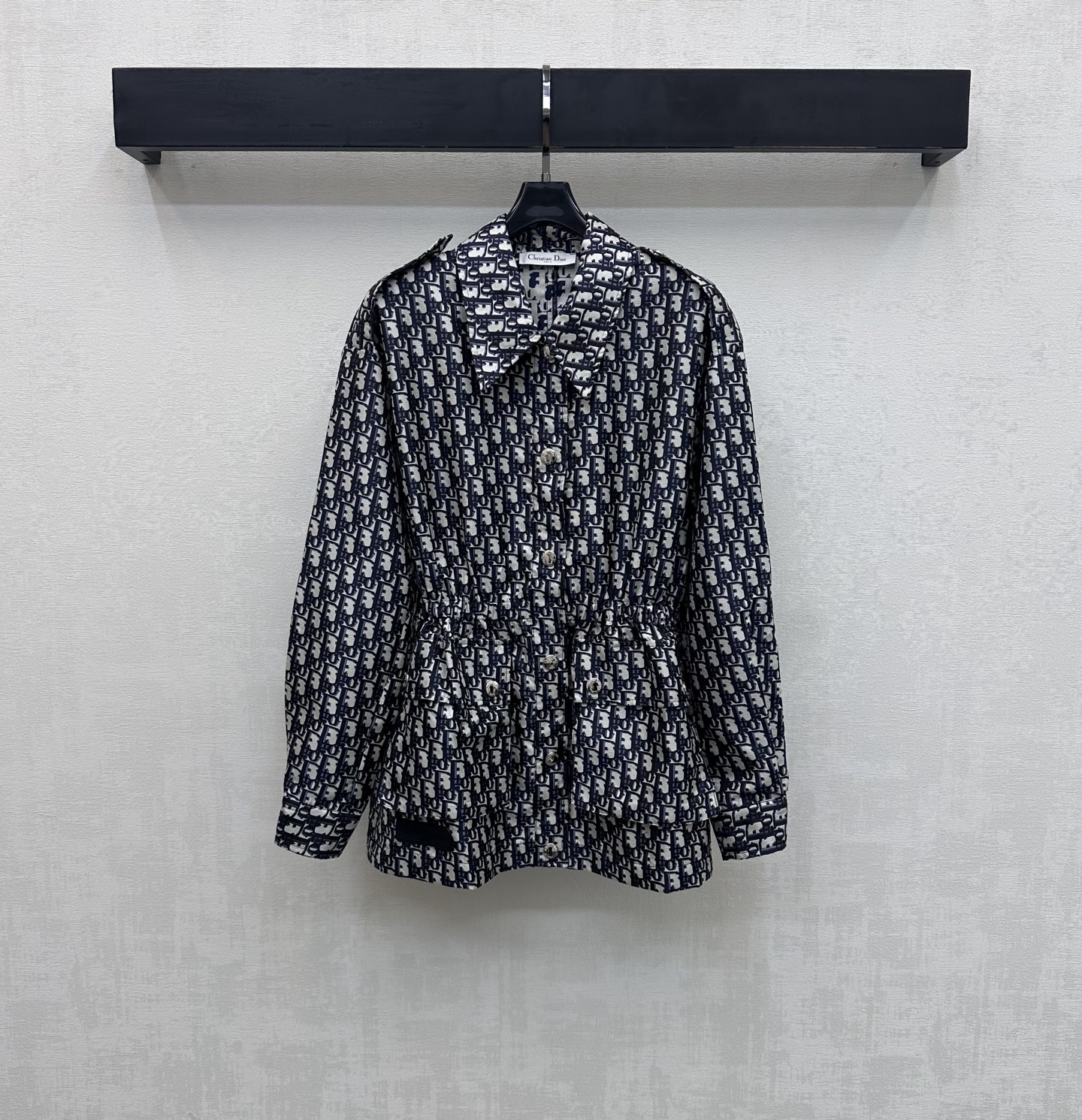 NO:747608,Dio*2026 new products are on the shelves. Jacquard waist windbreaker jacket is made of YB imported jacquard material. It is stiff, comfortable and stylish. The jacquard element of the iconic letter logo is all over the body to echo the hem logo. It highlights the brand tone and has a full sense of old money. The placket snap button and shoulder strap buckle design are combined with the elastic drawstring waist adjustment process. It fits the human body curve and effectively divides the proportion curve. The development of surface accessories. The tailoring of lapel windbreaker jacket. A high-intellectual and versatile item for every season.  High version,,dior,jackets & coats,19860909Dio*2026新品上架提花收腰风衣外套定制YB进口提花材质 挺括舒适有型 通体满铺标志性字母徽标提花元素呼应衣摆徽标 彰显品牌调性 老钱感十足 开襟按扣和肩带扣设计 配合弹力抽绳收腰调节处理 贴合人体曲线 有效划分比例曲线 面辅料开发 翻领风衣外套剪裁 一款换季高智感百搭单品  高版本,,dior,jackets & coats,,Women's clothing