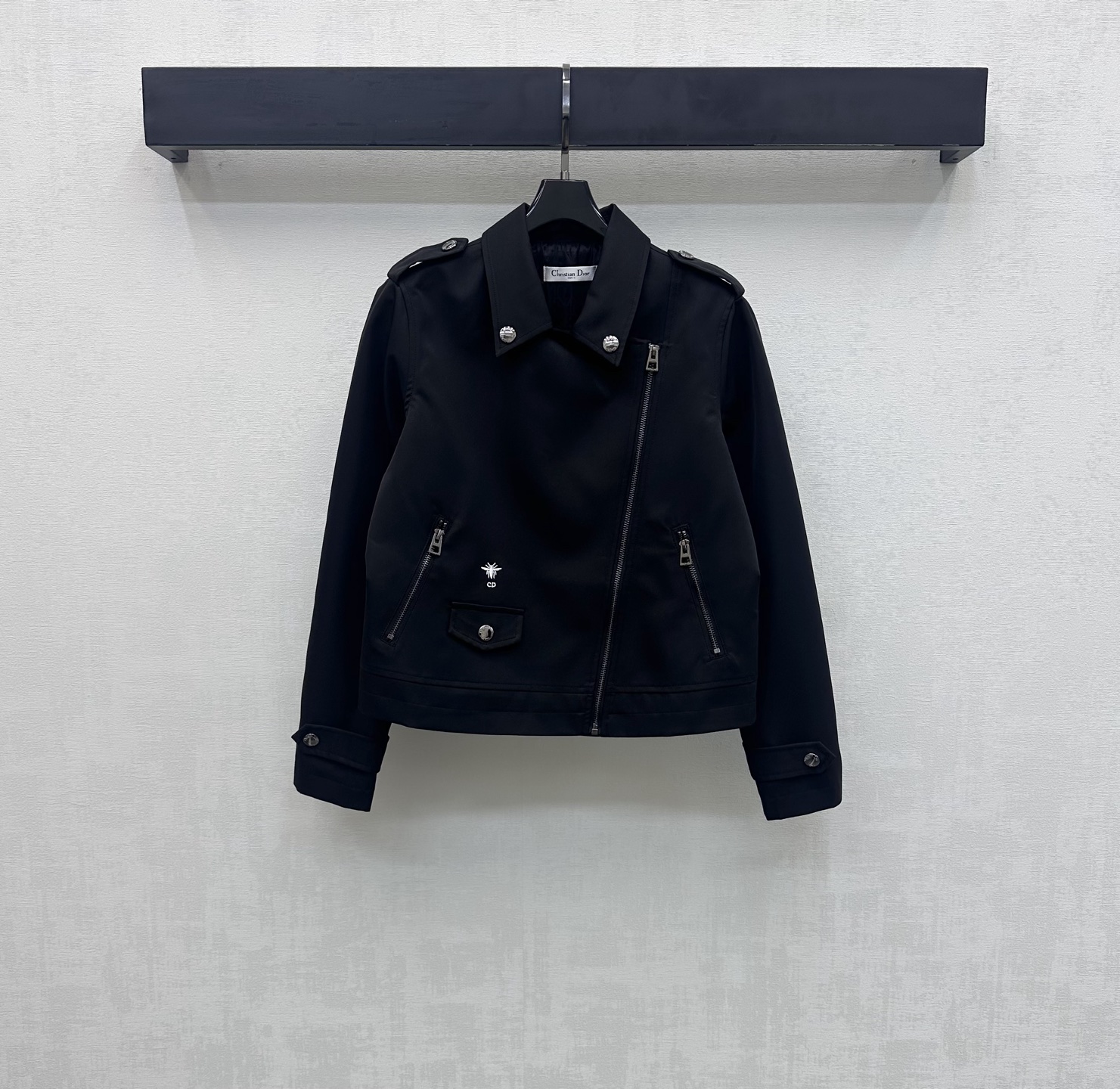 NO:747616,Dio*2026 new arrivals, lapel short motorcycle jacket, customized YB imported material, comfortable and stylish, adjustable zipper opening, symmetrical pocket design, adding layering to the look, waist measurement decorated with iconic letters, bee embroidery logo decoration, echoing the all-over jacquard lining, highlighting the brand tone, regular straight fit upper body, elegant and retro, surface accessories development, lapel short jacket style tailoring, casual and handsome, high version, dior, jackets &  coats,19860909Dio*2026新品上架翻领机车短款外套定制YB进口材质 垂顺舒适有型 开襟斜拉链调节处理 配合对称口袋设计 增添造型层次感 腰测点缀标志性字母蜜蜂刺绣徽标装饰 呼应满铺提花内衬 彰显品牌调性 常规直筒版型上身优雅复古 面辅料开发 翻领短款外套版型剪裁 随意搭配穿搭洒脱帅气 高版本,,dior,jackets & coats,,Women's clothing