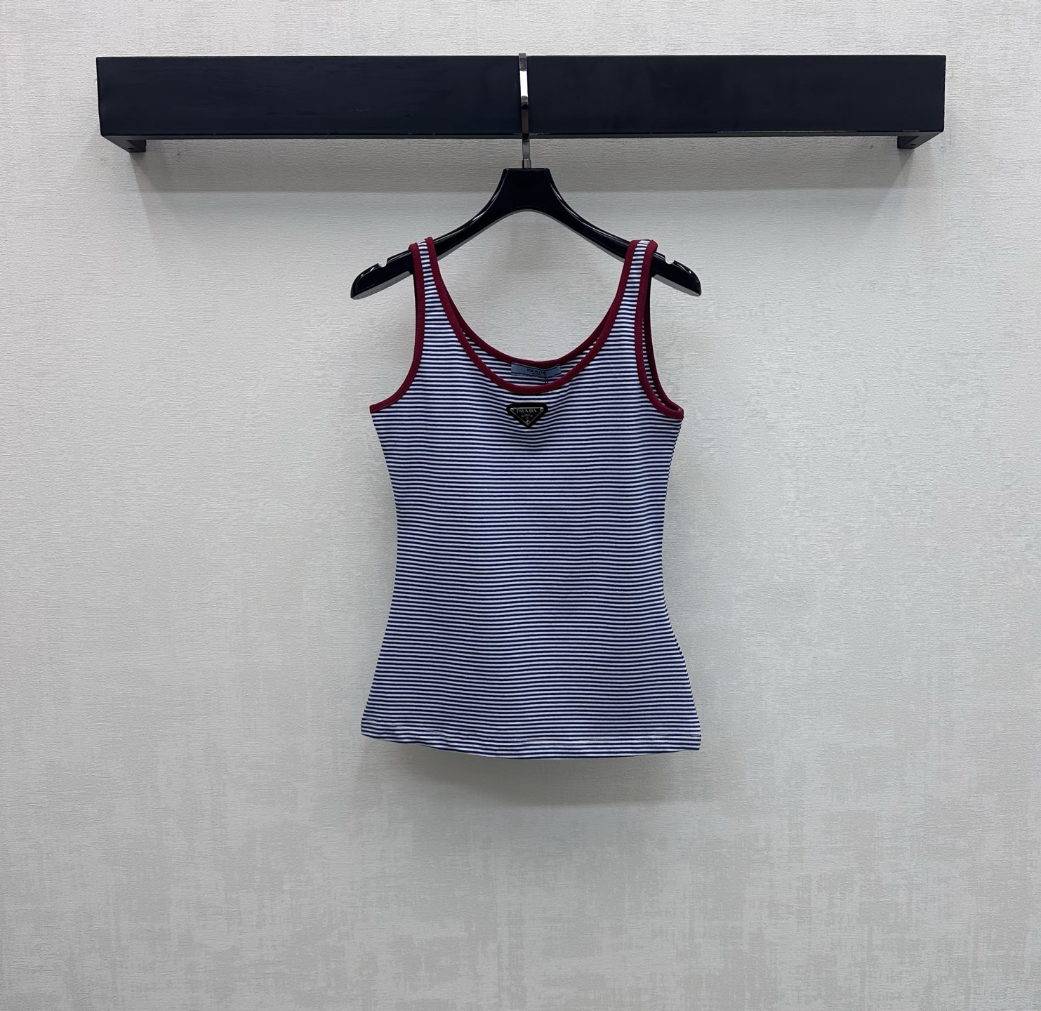 NO:752147,Prad*2026 New Products Logo Striped Vest Customized YB imported virgin cotton material Full of texture, comfortable and breathable The collar and cuffs are designed with threaded edges and contrasting color details to add layering to the look The whole body is covered with pinstripe elements It is decorated with the iconic metal triangle logo on the chest to highlight the brand tone Development of surface accessories Regular round neck vest tailoring Stylish when worn alone High version, prada,19860909Prad*2026新品上架徽标条纹背心定制YB进口原生全棉材质 质感十足 舒适透气 领口袖口沿用螺纹包边放射撞色细节设计 增添造型层次感 通体满铺细条纹元素 配合胸前点缀标志性金属三角徽标装饰 彰显品牌调性 面辅料开发 常规圆领背心剪裁 单穿内搭出彩时髦 高版本,,prada,,Women's clothing