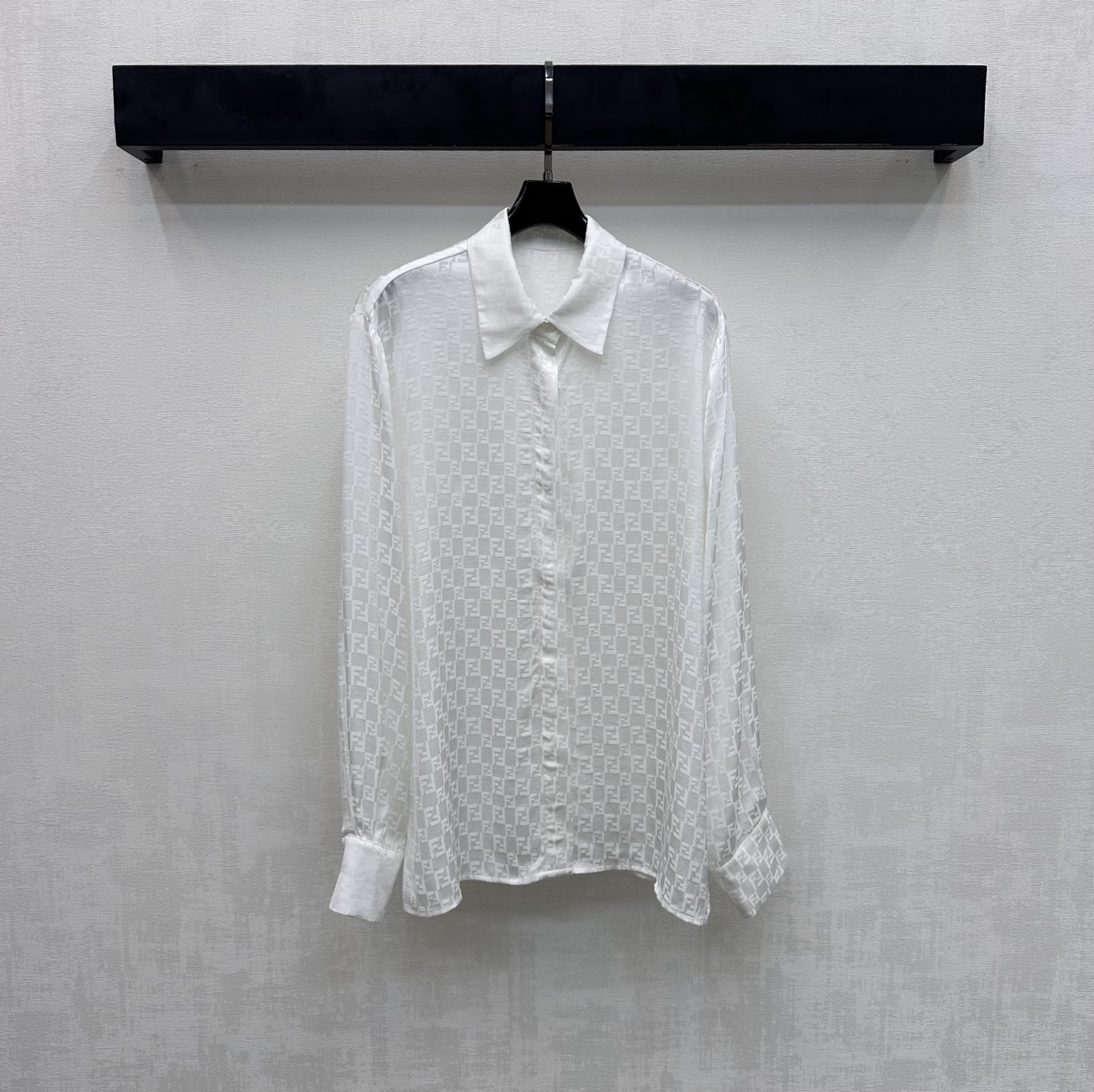 NO:747526,Fend*2026 New Products Available Dark Pattern Letter Jacquard Shirt Customized YB imported rayon blended material. Textured and shiny. Soft and comfortable. The open cuff buttons are used to adjust the design to add layering to the look. The entire body is covered with dark pattern iconic double F jacquard letter elements to highlight the brand tone. Surface accessories development. Regular lapel long-sleeved shirt tailoring. Can be paired with the same series of drawstring straight trousers. The set is elegant and elegant. It can also be purchased separately.  High version 3 colors,,fendi,19860909Fend*2026新品上架暗纹字母提花衬衣定制YB进口人丝混纺材质 质感光泽 柔软舒适 沿用开襟袖口纽扣调节设计 增添造型层次感 通体满铺暗纹标志性双F提花字母元素 彰显品牌调性 面辅料开发 常规翻领长袖衬衣剪裁 可搭配同系列抽绳直筒长裤 成套穿搭优雅大方 也可分开购入搭配 高版本3色,,fendi,,Women's clothing