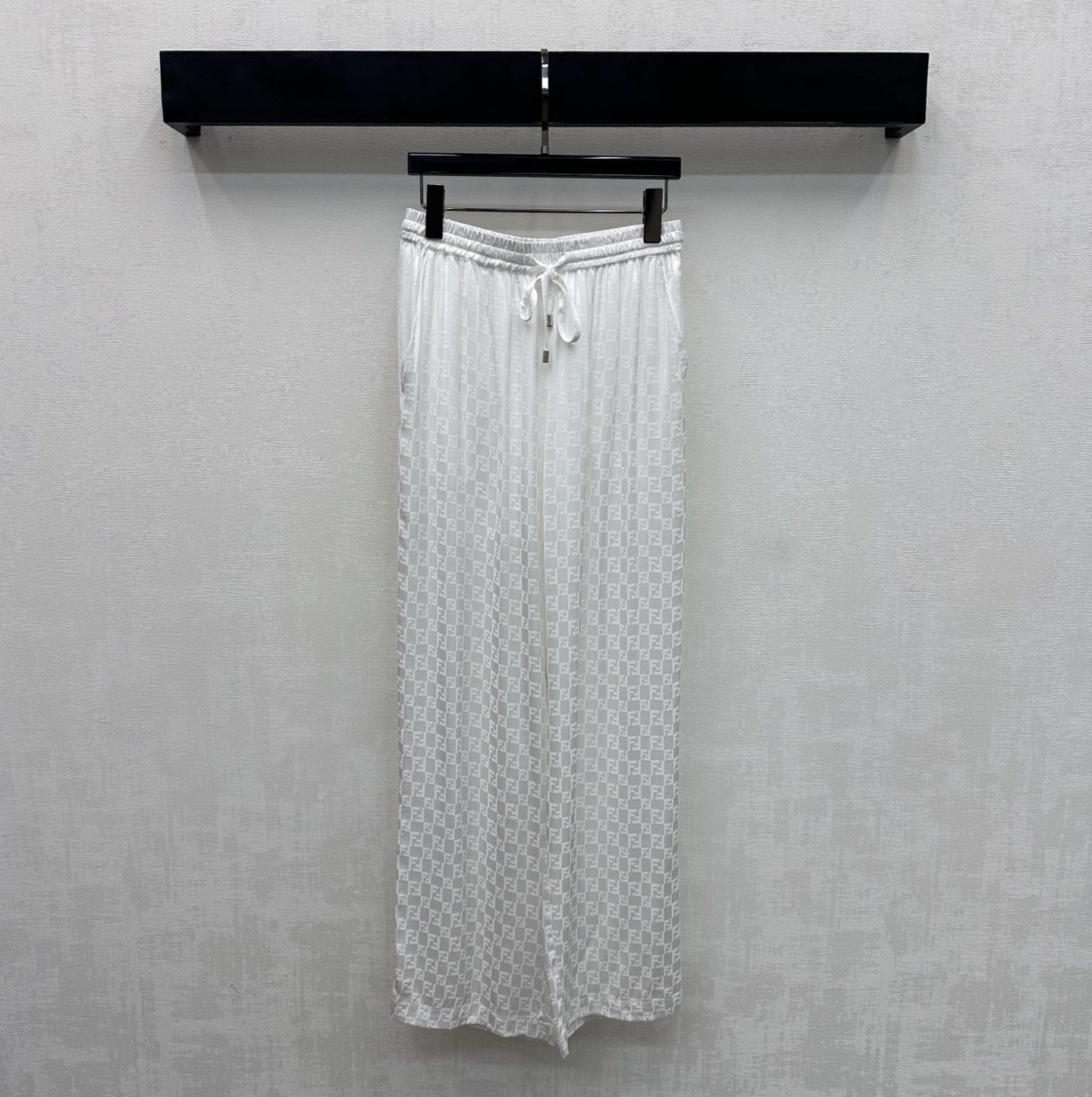 NO:747518,Fend*2026 new products are on the shelves. Dark pattern jacquard letter trousers are custom-made YB imported rayon blended material. The texture is shiny, soft and comfortable. The elastic drawstring adjustment design is used to add a sense of layering to the look. The entire body is covered with dark pattern iconic double F jacquard letter elements to highlight the brand tone. Surface accessories development. High-waist drawstring straight trousers cut. Can be paired with drawstring straight shirts from the same series. The set is elegant and elegant. It can also be purchased separately.  High version 3 colors,,fendi,19860909Fend*2026新品上架暗纹字母提花长裤定制YB进口人丝混纺材质 质感光泽 柔软舒适 沿用弹力抽绳调节设计 增添造型层次感 通体满铺暗纹标志性双F提花字母元素 彰显品牌调性 面辅料开发 高腰抽绳直筒长裤剪裁 可搭配同系列抽绳直筒衬衣 成套穿搭优雅大方 也可分开购入搭配 高版本3色,,fendi,,Women's clothing