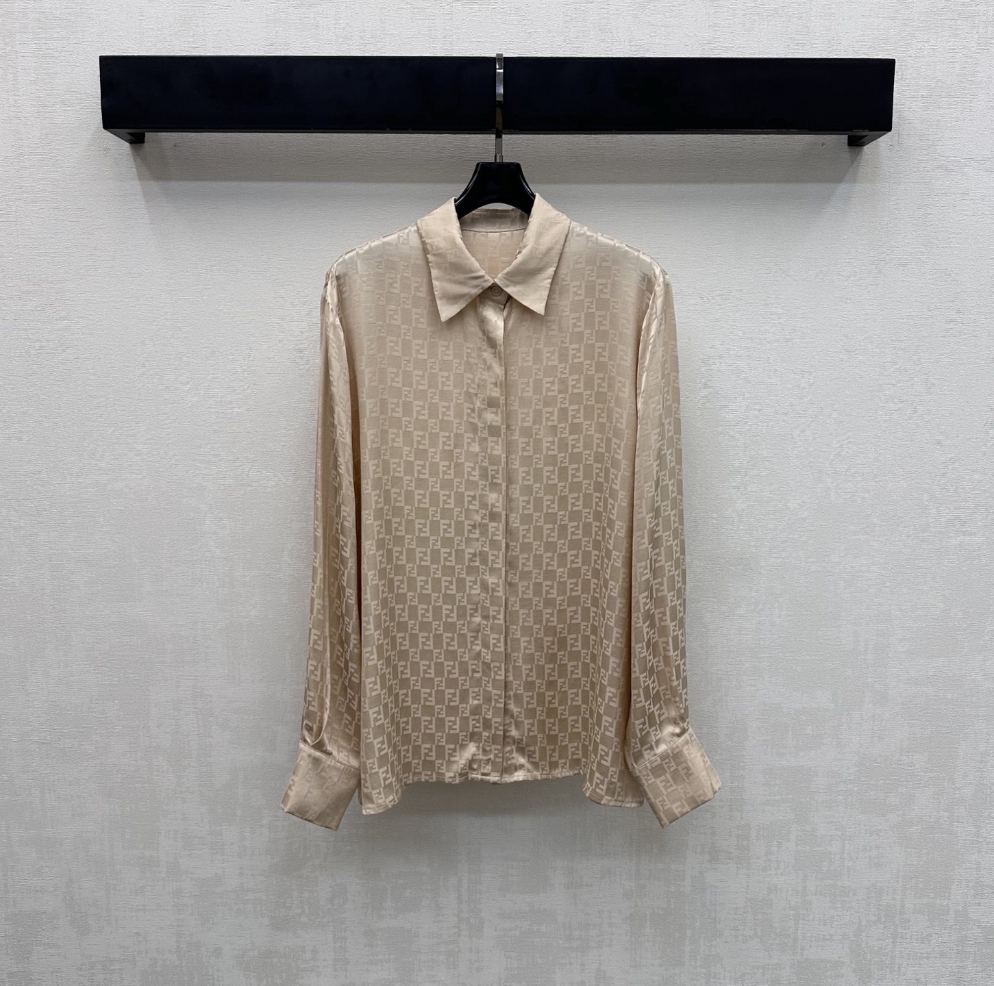 NO:747536,Fend*2026 New Products Available Dark Pattern Letter Jacquard Shirt Customized YB imported rayon blended material. Textured and shiny. Soft and comfortable. The open cuff buttons are used to adjust the design to add layering to the look. The entire body is covered with dark pattern iconic double F jacquard letter elements to highlight the brand tone. Surface accessories development. Regular lapel long-sleeved shirt tailoring. Can be paired with the same series of drawstring straight trousers. The set is elegant and elegant. It can also be purchased separately.  High version 3 colors,,fendi,19860909Fend*2026新品上架暗纹字母提花衬衣定制YB进口人丝混纺材质 质感光泽 柔软舒适 沿用开襟袖口纽扣调节设计 增添造型层次感 通体满铺暗纹标志性双F提花字母元素 彰显品牌调性 面辅料开发 常规翻领长袖衬衣剪裁 可搭配同系列抽绳直筒长裤 成套穿搭优雅大方 也可分开购入搭配 高版本3色,,fendi,,Women's clothing