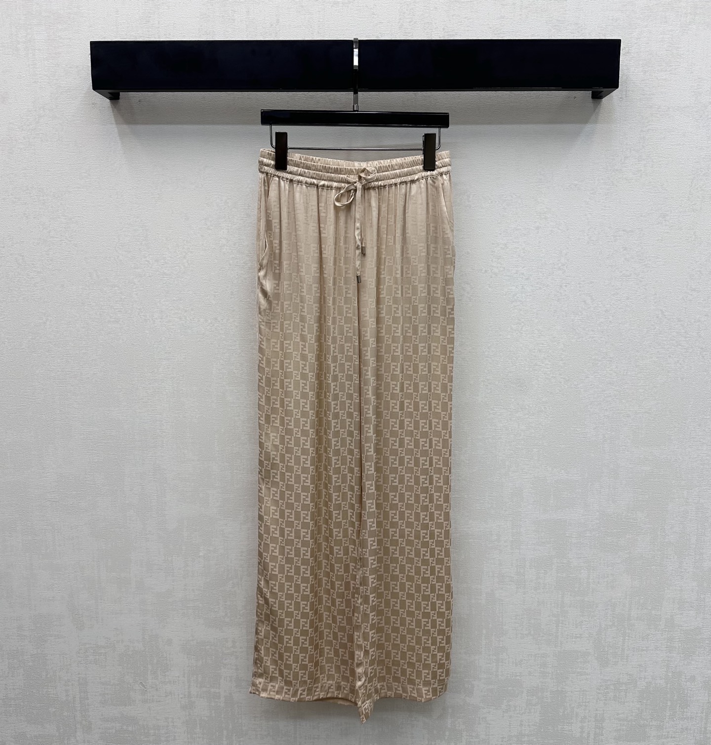 NO:747530,Fend*2026 new products are on the shelves. Dark pattern jacquard letter trousers are custom-made YB imported rayon blended material. The texture is shiny, soft and comfortable. The elastic drawstring adjustment design is used to add a sense of layering to the look. The entire body is covered with dark pattern iconic double F jacquard letter elements to highlight the brand tone. Surface accessories development. High-waist drawstring straight trousers cut. Can be paired with drawstring straight shirts from the same series. The set is elegant and elegant. It can also be purchased separately.  High version 3 colors,,fendi,19860909Fend*2026新品上架暗纹字母提花长裤定制YB进口人丝混纺材质 质感光泽 柔软舒适 沿用弹力抽绳调节设计 增添造型层次感 通体满铺暗纹标志性双F提花字母元素 彰显品牌调性 面辅料开发 高腰抽绳直筒长裤剪裁 可搭配同系列抽绳直筒衬衣 成套穿搭优雅大方 也可分开购入搭配 高版本3色,,fendi,,Women's clothing