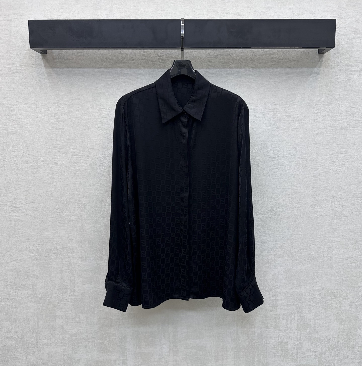 NO:747510,Fend*2026 New Products Available Dark Pattern Letter Jacquard Shirt Customized YB imported rayon blended material. Textured and shiny. Soft and comfortable. The open cuff buttons are used to adjust the design to add layering to the look. The entire body is covered with dark pattern iconic double F jacquard letter elements to highlight the brand tone. Surface accessories development. Regular lapel long-sleeved shirt tailoring. Can be paired with the same series of drawstring straight trousers. The set is elegant and elegant. It can also be purchased separately.  High version 3 colors,,fendi,19860909Fend*2026新品上架暗纹字母提花衬衣定制YB进口人丝混纺材质 质感光泽 柔软舒适 沿用开襟袖口纽扣调节设计 增添造型层次感 通体满铺暗纹标志性双F提花字母元素 彰显品牌调性 面辅料开发 常规翻领长袖衬衣剪裁 可搭配同系列抽绳直筒长裤 成套穿搭优雅大方 也可分开购入搭配 高版本3色,,fendi,,Women's clothing