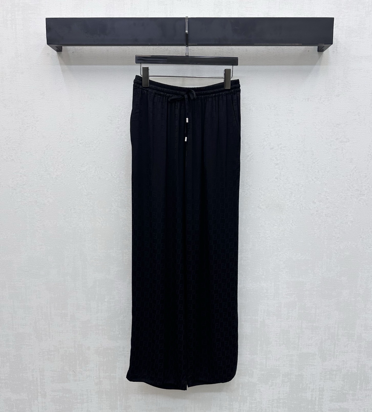 NO:747506,Fend*2026 new products are on the shelves. Dark pattern jacquard letter trousers are custom-made YB imported rayon blended material. The texture is shiny, soft and comfortable. The elastic drawstring adjustment design is used to add a sense of layering to the look. The entire body is covered with dark pattern iconic double F jacquard letter elements to highlight the brand tone. Surface accessories development. High-waist drawstring straight trousers cut. Can be paired with drawstring straight shirts from the same series. The set is elegant and elegant. It can also be purchased separately.  High version 3 colors,,fendi,19860909Fend*2026新品上架暗纹字母提花长裤定制YB进口人丝混纺材质 质感光泽 柔软舒适 沿用弹力抽绳调节设计 增添造型层次感 通体满铺暗纹标志性双F提花字母元素 彰显品牌调性 面辅料开发 高腰抽绳直筒长裤剪裁 可搭配同系列抽绳直筒衬衣 成套穿搭优雅大方 也可分开购入搭配 高版本3色,,fendi,,Women's clothing