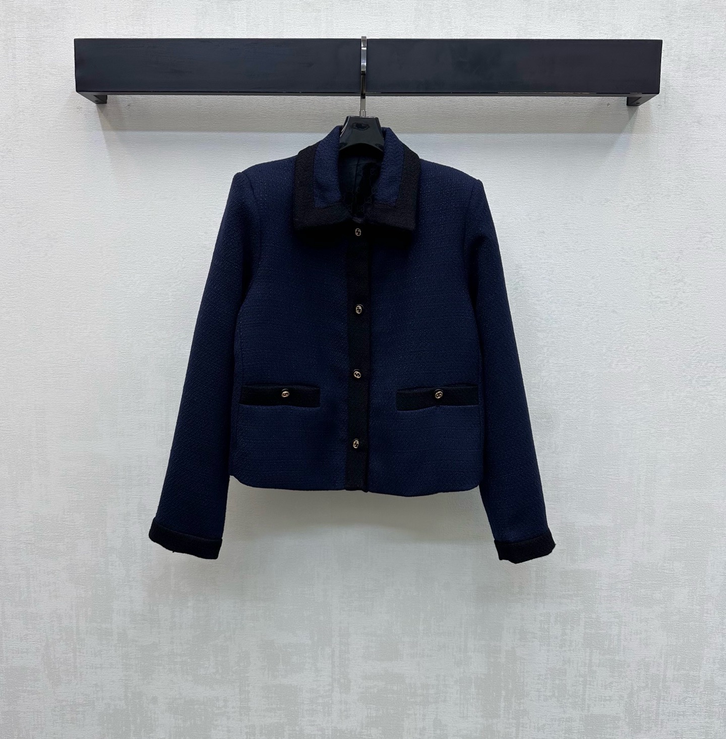 NO:747623,Gucc*2026 new products are on the shelves. The bound dress jacket is made of YB imported slub material. It has a high-end texture and looks. The whole body is navy blue and decorated with a black braided edge design. It adds a sense of layering to the look. The double G placket button is engraved on the placket to adjust the decoration. It is supported by a full-length jacquard lining to highlight the brand's tone. The lady's style stands out. The development of surface accessories. The lapel short jacket is cut. It can be matched with the same series of skirts. It is the first choice for fashionable and refined wear.  High version,,gucci,skirts,jackets & coats,19860909Gucc*2026新品上架捆边洋装外套定制YB进口粗纺材质 质感高级品相十足 通体藏蓝颜色饰以黑色编织捆边设计 增添造型层次感 开襟印刻双G襟扣调节装饰 配合满铺提花内衬加持 彰显品牌调性 名媛格调立显 面辅料开发 翻领短款外套剪裁 可搭配同系列半裙 时髦精穿搭首选 高版本,,gucci,skirts,jackets & coats,,Women's clothing