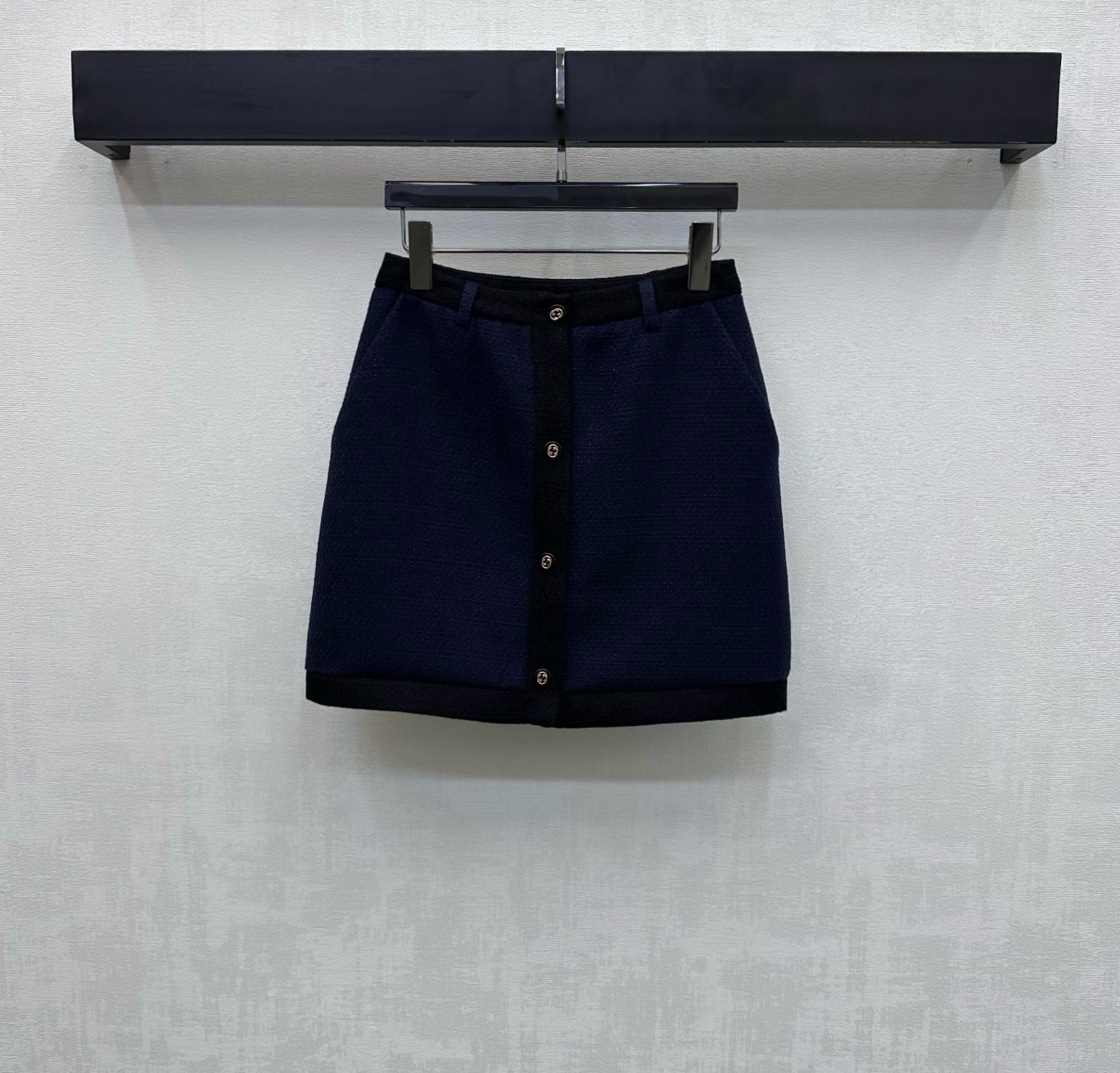 NO:747619,Gucc*2026 new products are on the shelves. The bound dress skirt is made of YB imported slub material. It has a high-end texture and looks. The whole body is navy blue and decorated with a black braided edge design. It adds a sense of layering to the look. The double G placket button is engraved on the placket to adjust the decoration. It is supported by a full-length jacquard lining to highlight the brand tone. The lady style stands out. The development of surface accessories. High-waisted A-line skirt cut can be matched with the same series of jackets. The first choice for fashionable and refined wear.  High version,,gucci,skirts,jackets & coats,19860909Gucc*2026新品上架捆边洋装半裙定制YB进口粗纺材质 质感高级品相十足 通体藏蓝颜色饰以黑色编织捆边设计 增添造型层次感 开襟印刻双G襟扣调节装饰 配合满铺提花内衬加持 彰显品牌调性 名媛格调立显 面辅料开发 高腰A字短裙剪裁 可搭配同系列外套 时髦精穿搭首选 高版本,,gucci,skirts,jackets & coats,,Women's clothing