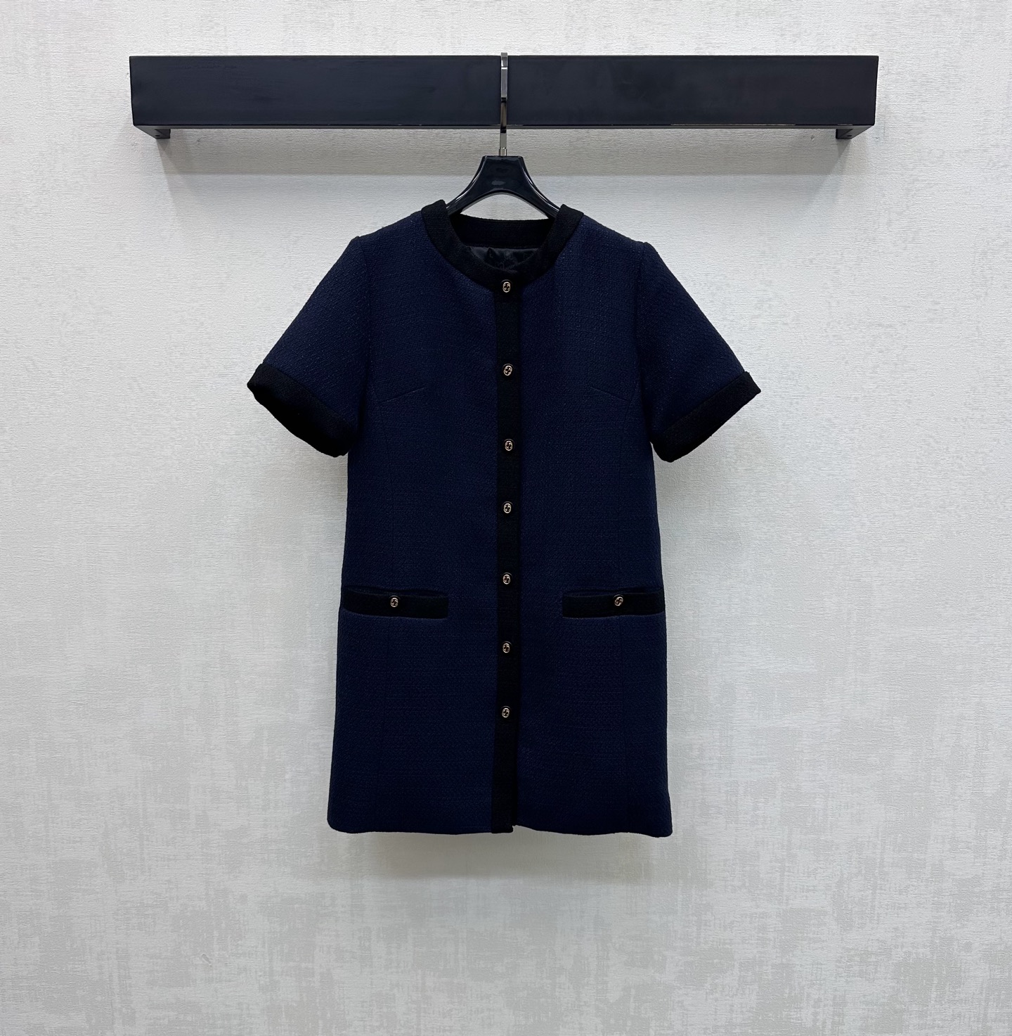 NO:747631,Gucc*2026 new products are on the shelves. The bound dress dress is made of YB imported slub material. It has a high-end texture and looks. The whole body is navy blue and decorated with a black braided edge design. It adds a sense of layering to the look. The double G placket button is engraved on the placket to adjust the decoration. It is combined with the all-over jacquard lining to highlight the brand tone. The lady style stands out. The development of surface accessories. Round neck short-sleeved dress tailoring. The first choice for fashionable and refined wear. High version, gucci, skirts, T-shirt,19860909Gucc*2026新品上架捆边洋装连衣裙定制YB进口粗纺材质 质感高级品相十足 通体藏蓝颜色饰以黑色编织捆边设计 增添造型层次感 开襟印刻双G襟扣调节装饰 配合满铺提花内衬加持 彰显品牌调性 名媛格调立显 面辅料开发 圆领短袖连衣裙剪裁 时髦精穿搭首选 高版本,,gucci,skirts,T-shirt,,Women's clothing