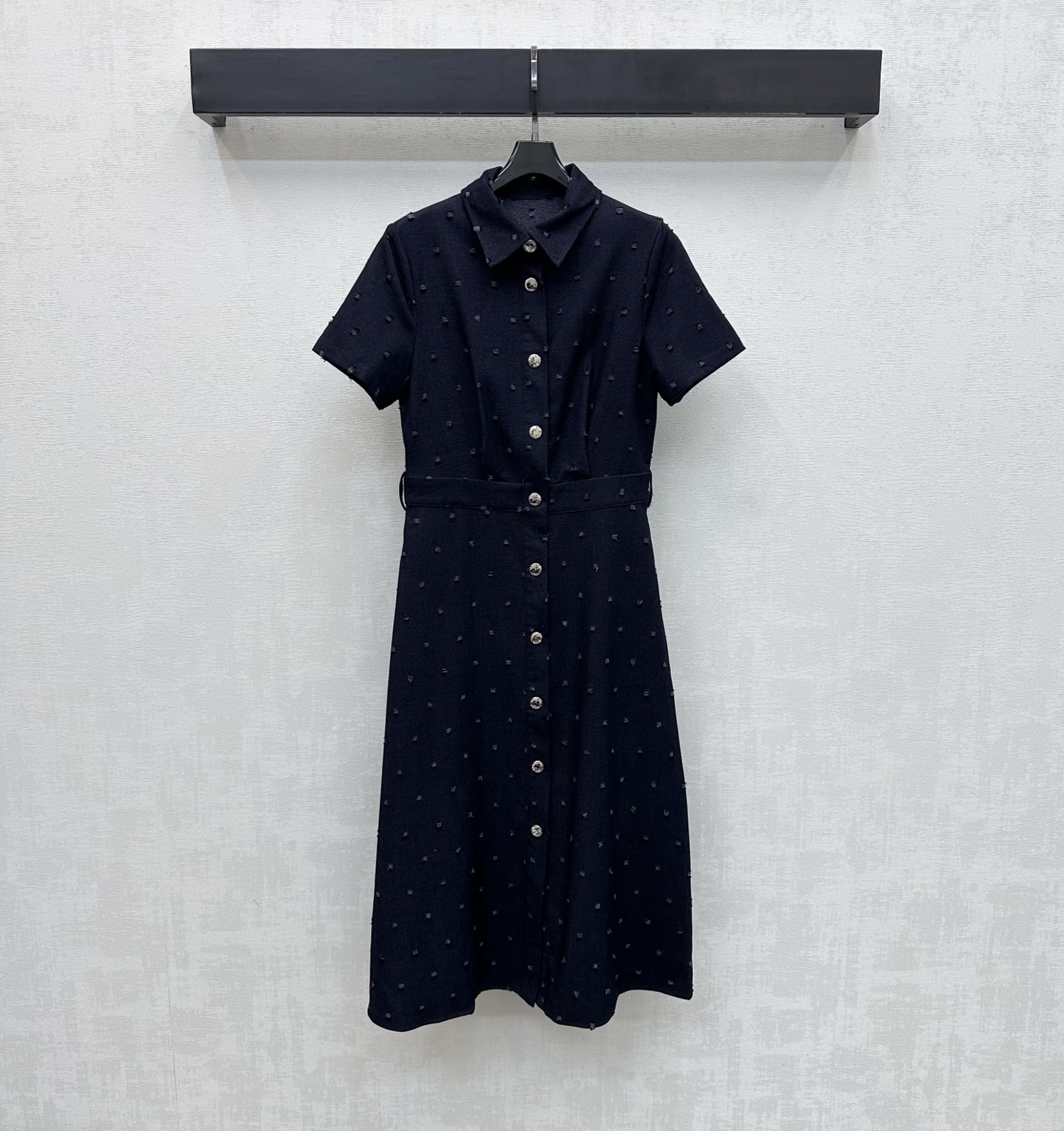 NO:748370,Dio*2026 new product launch Lapel Belt Denim Dress Customized YB imported twill cotton denim material. It uses the fraying process to present a full-length natural hook effect, adding layering to the look. Multiple washes to make it smooth and soft. Right shoulder lapel pleated skirt cutting design. Adjustable decoration with letter-engraved buttons on the placket. Highlights the brand's tone. This fabric is tied at the waist to easily divide the upper and lower lengths into a good proportion. The texture is more advanced and simple. Development of surface accessories. Lapel short-sleeved dress tailoring  Meet various needs of commuting and dating, more youthful appearance, high version, dior, skirts, T-shirt,19860909Dio*2026新品上架翻领腰带牛仔连衣裙定制YB进口斜纹全棉牛仔材质 沿用磨破工艺呈现满铺自然勾纹效果 增添造型层次感 多重水洗垂顺柔软 正肩翻领版型压褶裙摆裁剪设计 配合开襟字母刻印按扣调节装饰 彰显品牌调性 本布系带收腰轻松划分上短下长好比例 质感更为高级简约 面辅料开发 翻领短袖连衣裙剪裁 满足通勤约会多种需求 更显减龄气质 高版本,,dior,skirts,T-shirt,,Women's clothing