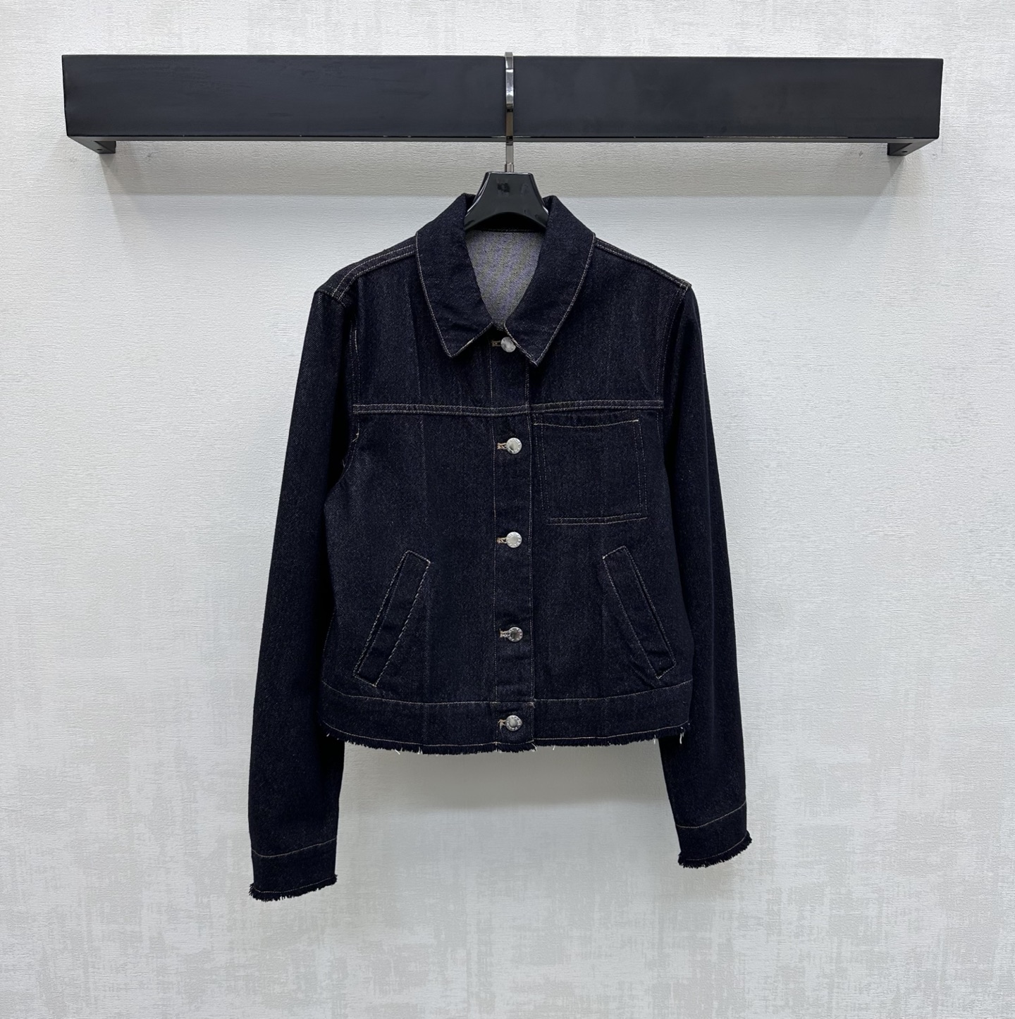 NO:748431,Prad*2026 New Arrival Lapel Denim Jacket Coat Customized YB imported twill cotton denim material. High-quality texture. Stiff and stylish. Processed by non-fading cow wash process. Adjustable design with engraved buttons on the placket to add layering to the look. Decorated with iconic letter leather label on the back waist to highlight the brand tone. Development of surface accessories. Lapel short jacket tailoring. Casually matched with bottoms. Can be easily worn in daily or formal occasions. High version, prada, jackets &  coats,jackets & coats,19860909Prad*2026新品上架翻领牛仔夹克外套定制YB进口斜纹全棉牛仔材质 质感上乘 挺括有型 采用不掉色牛水洗工艺处理 开襟刻印纽扣调节设计 增添造型层次感 后腰点缀标志性字母皮标装饰 彰显品牌调性 面辅料开发 翻领短款外套剪裁 随意搭配下装穿搭 日常或正式场合都能轻松驾驭  高版本,,prada,jackets & coats,jackets & coats,,Women's clothing