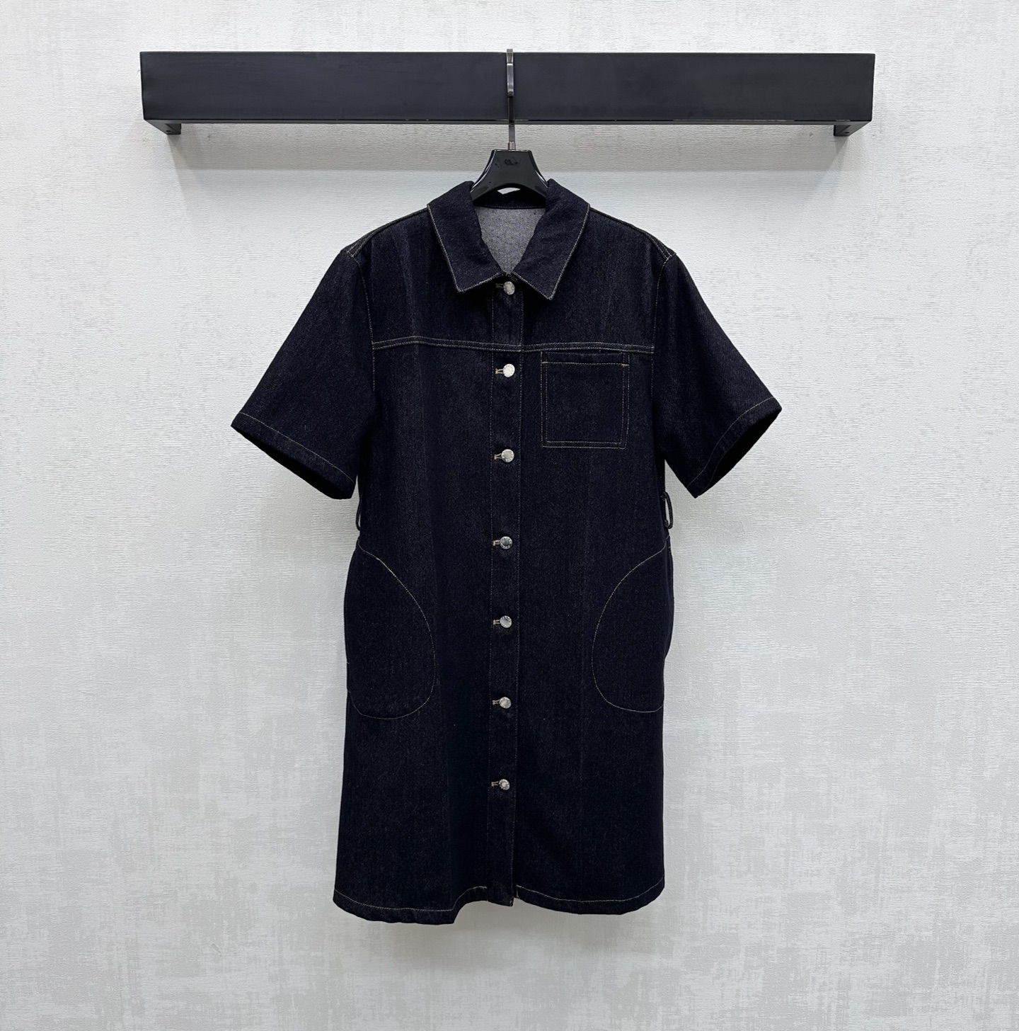 NO:748426,Prad*2026 New Arrivals Lapel Belt Denim Dress Customized YB imported twill cotton denim material. High quality, crisp and stylish. Processed by non-fading cow wash process. Adjustable design with engraved buttons on the placket to add layering to the look. Leather belt decoration with iconic letter buckle at the waist to highlight the brand tone. Development of surface accessories. Cutting of lapel short-sleeved cardigan dress. Can be easily worn in daily or formal occasions. High version, prada, skirts, T-shirt,19860909Prad*2026新品上架翻领腰带牛仔连衣裙定制YB进口斜纹全棉牛仔材质 质感上乘 挺括有型 采用不掉色牛水洗工艺处理 开襟刻印纽扣调节设计 增添造型层次感 腰间标志性字母卡扣皮革腰带装饰 彰显品牌调性 面辅料开发 翻领短袖开襟连衣裙剪裁 日常或正式场合都能轻松驾驭  高版本,,prada,skirts,T-shirt,,Women's clothing