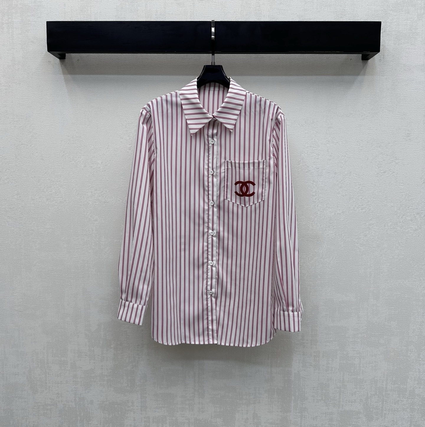 NO:748401,Chane*2026 New Arrival Logo Striped Shirt Customized YB Imported Twill Cotton Material Comfortable and Delicate Texture Contrast Dyed Stripe Design Adjustable with Placket Buttons to Add Layering to the Style Lazy British Style Breast Pocket Decorated with Iconic Letter Print Pattern Decoration Echoing Back Details Highlighting Brand Tonality Development of Surface Accessories Lapel Long Sleeve Shirt Tailoring Suitable for Daily Commuting and Vacationing High Version 2 Colors 36 38 40,,chanel,19860909Chane*2026新品上架徽标条纹衬衣定制YB进口斜纹全棉材质 质感舒适细腻 定染条纹撞色设计 配合开襟纽扣调节处理 增添造型层次感 慵懒英伦 胸前口袋点缀标志性字母印花图案装饰 呼应后背细节 彰显品牌调性 面辅料开发 翻领长袖衬衣剪裁 日常通勤度假均可驾驭  高版本2色36 38 40,,chanel,,Women's clothing