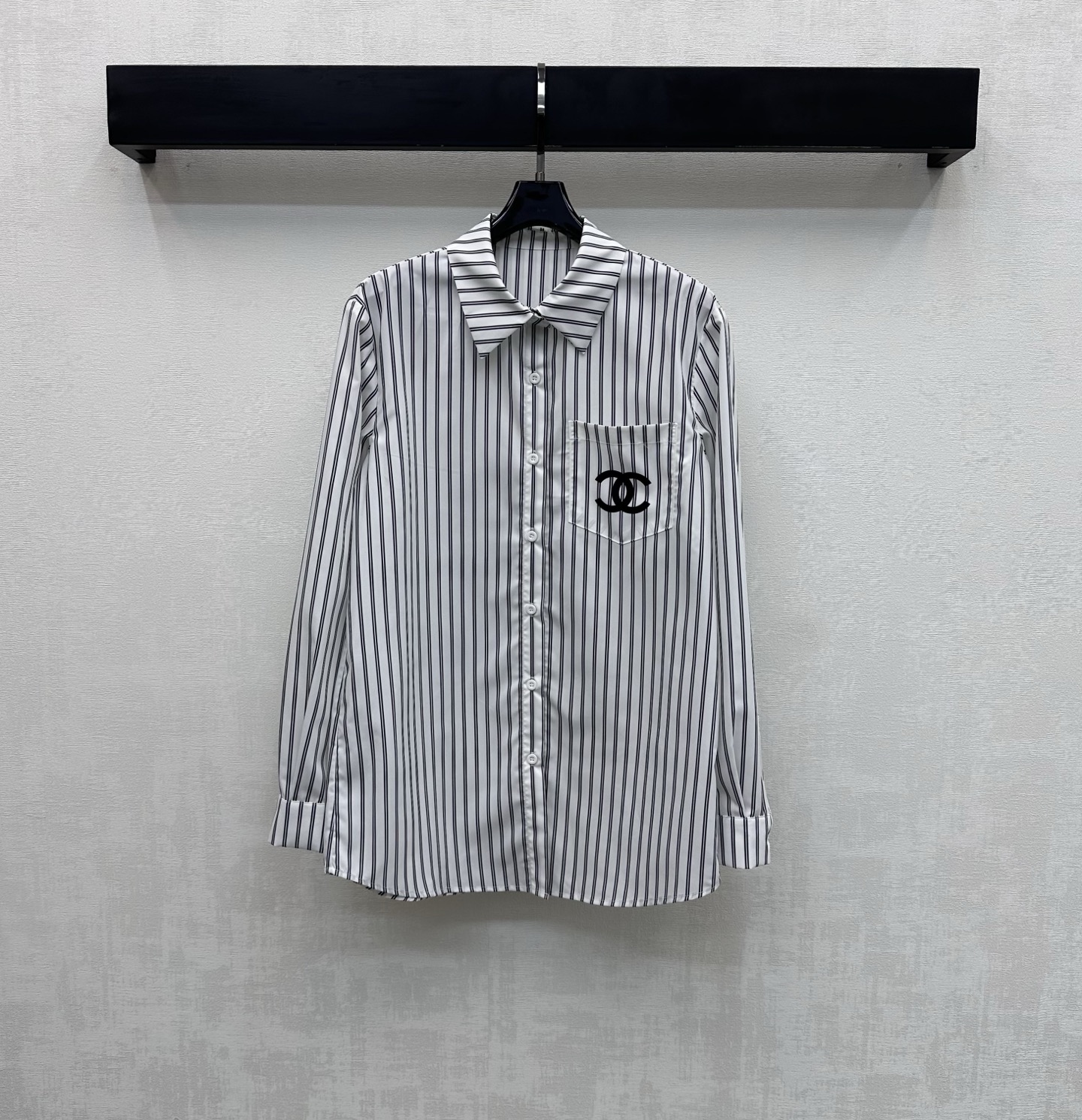 NO:748412,Chane*2026 New Arrival Logo Striped Shirt Customized YB Imported Twill Cotton Material Comfortable and Delicate Texture Contrast Dyed Stripe Design Adjustable with Placket Buttons to Add Layering to the Style Lazy British Style Breast Pocket Decorated with Iconic Letter Print Pattern Decoration Echoing Back Details Highlighting Brand Tonality Development of Surface Accessories Lapel Long Sleeve Shirt Tailoring Suitable for Daily Commuting and Vacationing High Version 2 Colors 36 38 40,,chanel,19860909Chane*2026新品上架徽标条纹衬衣定制YB进口斜纹全棉材质 质感舒适细腻 定染条纹撞色设计 配合开襟纽扣调节处理 增添造型层次感 慵懒英伦 胸前口袋点缀标志性字母印花图案装饰 呼应后背细节 彰显品牌调性 面辅料开发 翻领长袖衬衣剪裁 日常通勤度假均可驾驭  高版本2色36 38 40,,chanel,,Women's clothing