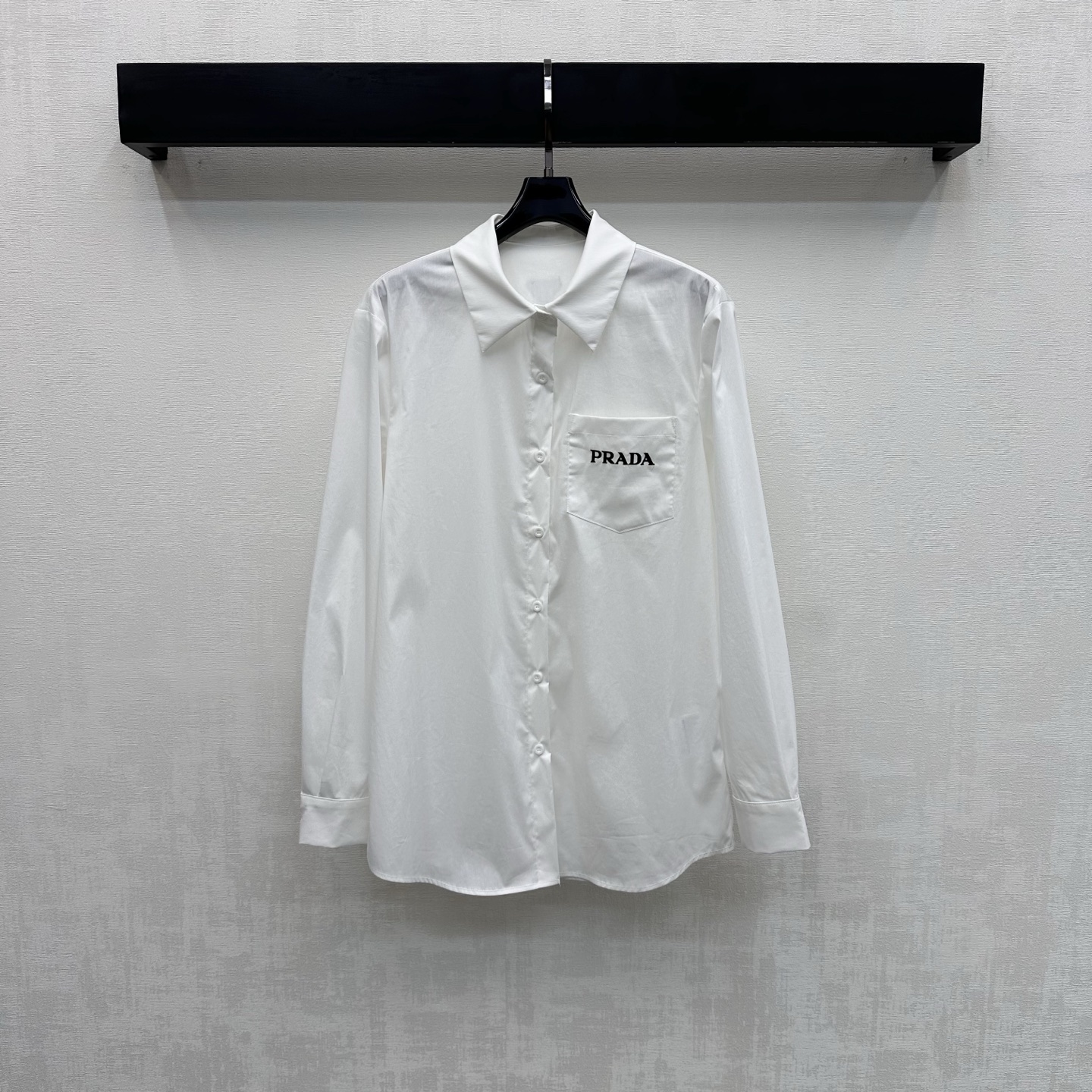 NO:748416,Prad*2026 new arrival lapel embroidered logo shirt, customized YB imported twill cotton material, breathable and comfortable, full of texture, regular lapel version with small round button adjustment to add layering to the look, one side pocket on the chest decorated with iconic letter embroidery decoration, echoing the triangle logo details on the back, highlighting the brand tone, development of surface accessories, tailoring of lapel long-sleeved shirts, casual wear with skirts and trousers for daily commuting, high-end fashion, high version, prada, skirts,19860909Prad*2026新品上架翻领刺绣徽标衬衣定制YB进口斜纹全棉材质 透气舒适 质感十足 常规翻领版型配合开襟小圆扣调节处理 增添造型层次感 胸前单侧口袋点缀标志性字母刺绣装饰 呼应后背三角徽标细节 彰显品牌调性 面辅料开发 翻领长袖衬衣剪裁 日常通勤随意搭配裙裤装穿搭高级时髦 高版本,,prada,skirts,,Women's clothing