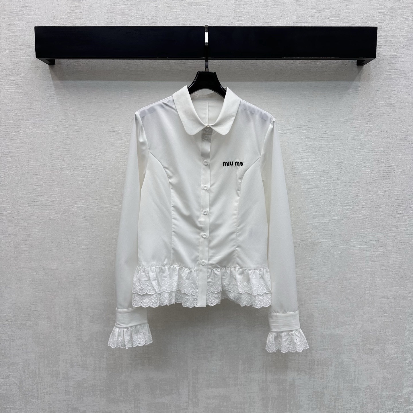 NO:748354,Miumi*2026 new arrival Lapel Lace Shirt Customized YB imported twill cotton material Breathable, comfortable and drapey Vertically arranged contour line texture on the body Fitted with front shoulder and regular short cut to enhance body fit Exquisite lace double-layer lace expansion details at the cuffs and hem add a layered look Simple and elegant style Decorated with iconic embroidered letter logo on the chest to highlight the brand style Surface accessories development Lapel slim shirt tailoring  Low-key luxury shows elegance. High version 2 colors,,miumiu,shirts,19860909Miumi*2026新品上架翻领蕾丝花边衬衣定制YB进口斜纹全棉材质 透气舒适垂顺 大身竖排列轮廓线纹理 配合开襟正肩常规偏短版型裁剪 合身修饰更显身型 袖口下摆精致蕾丝双层花边外扩细节 增添造型层次感 款式简约大气 胸前点缀标志性刺绣字母标识装饰 彰显品牌格调 面辅料开发 翻领修身衬衫剪裁 低调奢华展现优雅气质  高版本2色,,miumiu,shirts,,Women's clothing