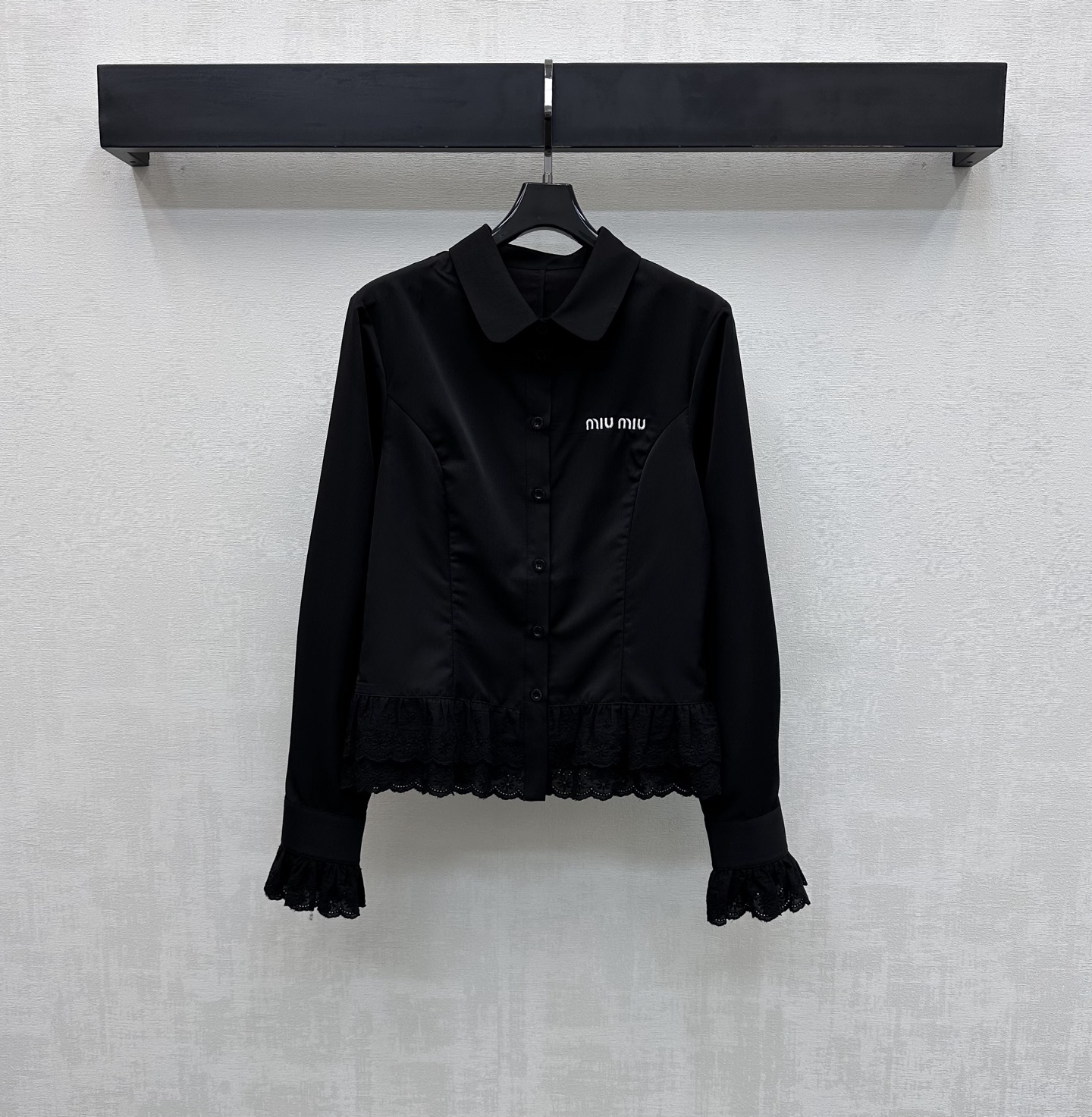 NO:748364,Miumi*2026 new arrival Lapel Lace Shirt Customized YB imported twill cotton material Breathable, comfortable and drapey Vertically arranged contour line texture on the body Fitted with front shoulder and regular short cut to enhance body fit Exquisite lace double-layer lace expansion details at the cuffs and hem add a layered look Simple and elegant style Decorated with iconic embroidered letter logo on the chest to highlight the brand style Surface accessories development Lapel slim shirt tailoring  Low-key luxury shows elegance. High version 2 colors,,miumiu,shirts,19860909Miumi*2026新品上架翻领蕾丝花边衬衣定制YB进口斜纹全棉材质 透气舒适垂顺 大身竖排列轮廓线纹理 配合开襟正肩常规偏短版型裁剪 合身修饰更显身型 袖口下摆精致蕾丝双层花边外扩细节 增添造型层次感 款式简约大气 胸前点缀标志性刺绣字母标识装饰 彰显品牌格调 面辅料开发 翻领修身衬衫剪裁 低调奢华展现优雅气质  高版本2色,,miumiu,shirts,,Women's clothing