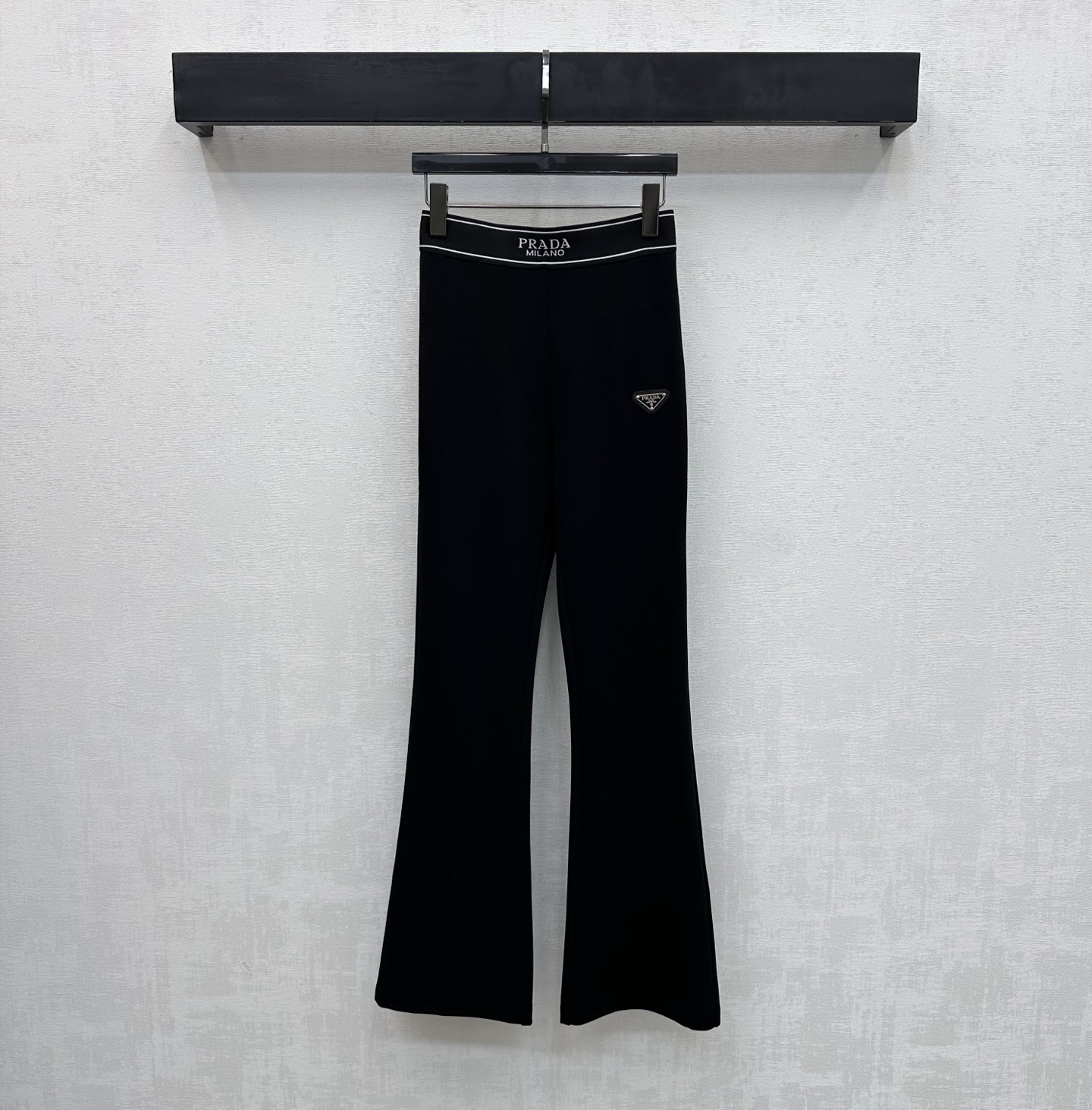 NO:748411,Prad*2026 new arrivals Logo webbing boot-cut trousers customized YB imported cotton material, mercerized process, fine gloss, decorated with elastic letter webbing adjustment design, adding layering to the look. Iconic letter embellishment and metal triangle logo decoration on the waist and hips highlight the brand tone. High-waisted boot-cut trousers, retro slimming and leg length, a must-have fashion item in the wardrobe, suitable for daily commuting and appointments. High version, prada,19860909Prad*2026新品上架徽标织带微喇长裤定制YB进口棉纶材质 丝光工艺处理 光泽细腻 饰以弹力字母织带调节设计 增添造型层次感 标志性字母点缀配合腰胯金属三角徽标装饰 彰显品牌调性 高腰微喇长裤版型剪裁 穿搭复古显瘦显腿长 衣柜里必备时尚单品 日常通勤约会都适配  高版本,,prada,,Women's clothing