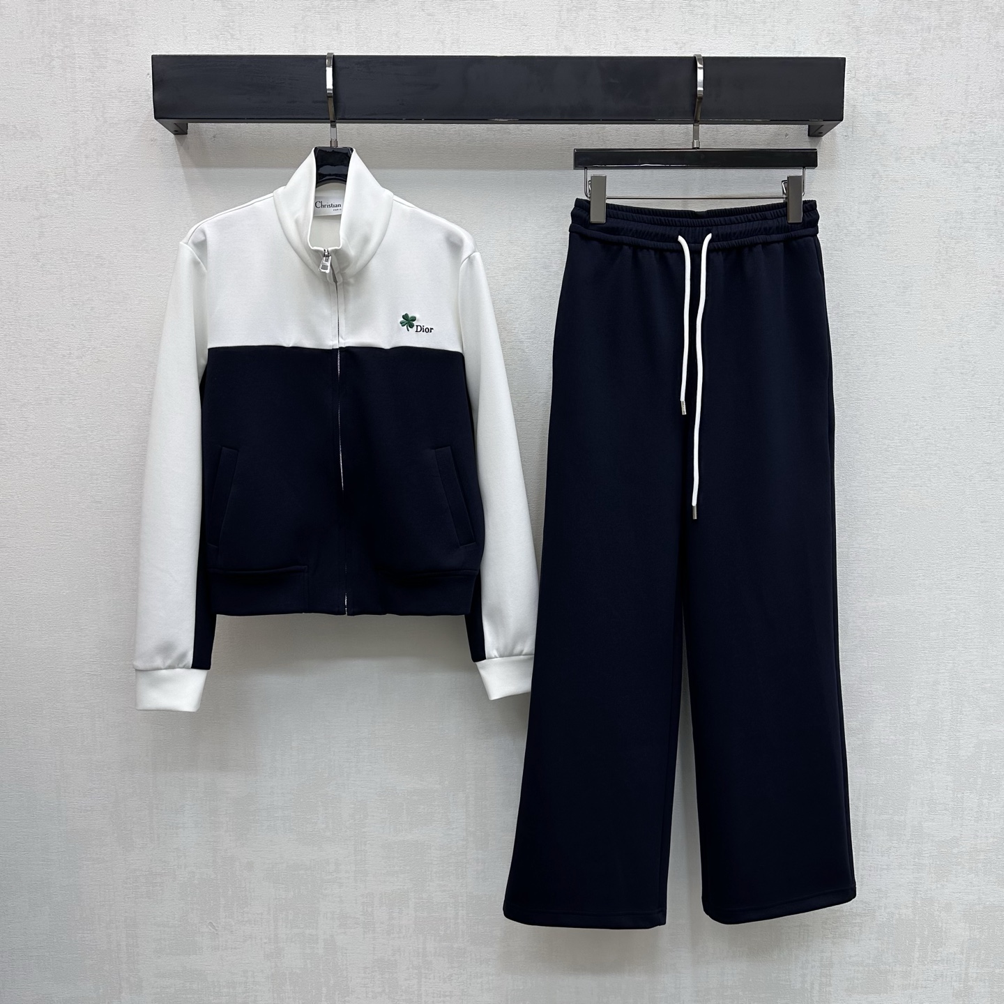 NO:748425,Dio*2026 new products are on the shelves. Contrast color jackets, jackets and trousers suits are made of imported YB cotton. Comfortable, breathable and stylish. The upper body is designed with blue and white to add a sense of layering. The iconic four-leaf clover letter embroidery logo embellishment highlights the brand tone. The zipper adjustment and drawstring waist processing make it easy to put on and take off. Development of surface accessories. Stand-up collar zipper jacket drawstring straight trousers suit. The complete set is casual and fashionable. Easy to control for daily travel.  High version,,dior,jackets & coats,jackets & coats,19860909Dio*2026新品上架撞色夹克外套长裤套装定制YB进口棉纶材质 舒适透气有型 上身沿用蓝白配合碰撞呼应设计 增添造型层次感 标志性四叶草字母刺绣徽标点缀装饰 彰显品牌调性 开襟拉链调节配合抽绳收腰处理方便穿脱 面辅料开发 立领拉链外套抽绳直筒长裤套装 成套穿搭休闲时髦 日常出行轻松驾驭 高版本,,dior,jackets & coats,jackets & coats,,Women's clothing