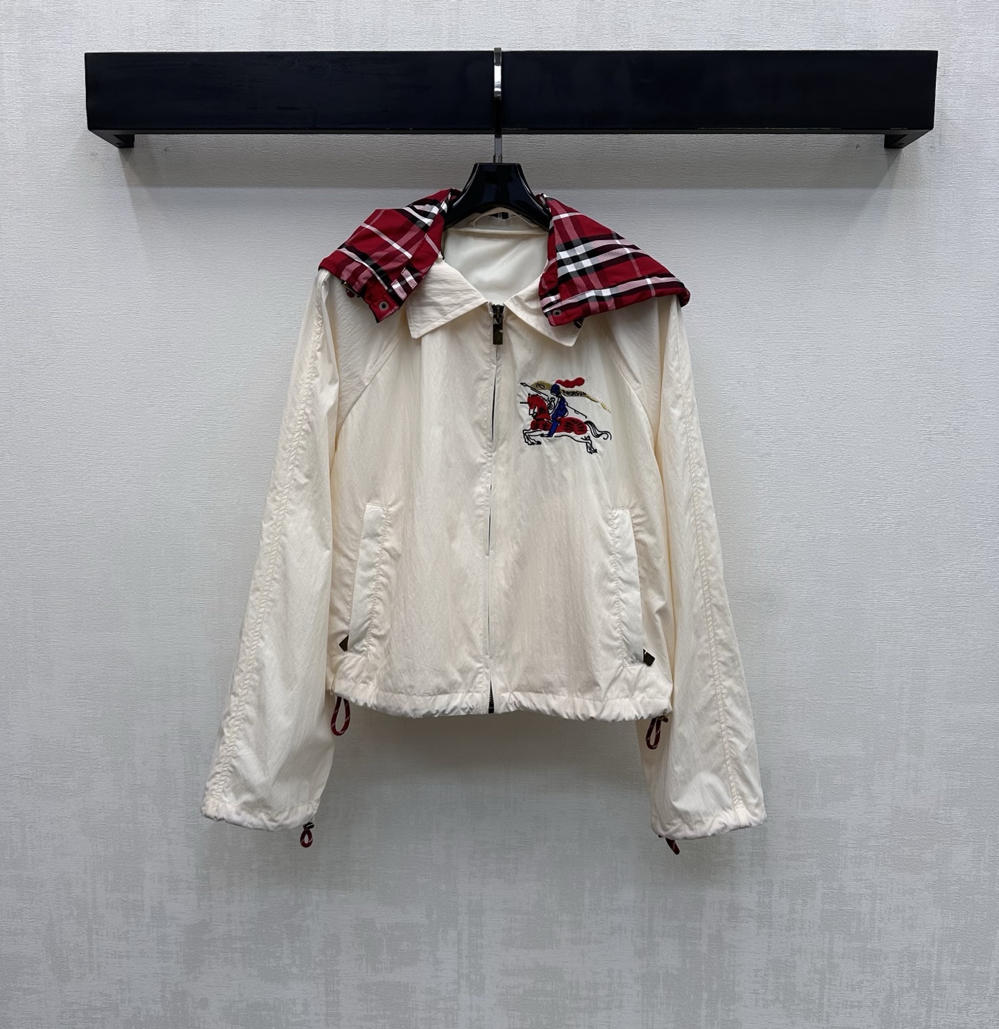 NO:748422,Bur BBR*2026 new arrivals plaid detachable hood hooded sun protection jacket customized with YB imported light sun protection material Breathable and comfortable Decorated with a detachable zipper contrasting classic plaid hood design Easily realize the concept of wearing two clothes Add a sense of layering to the look The iconic embroidered war horse logo pattern on the chest highlights the brand tone Use the drawstring to narrow the hemming style to highlight the casual and fashionable sense of workwear The visual effect is richer Surface accessories development Hooded zipper jacket style tailoring  Casually wear fashionable and stylish high version, burberry, jackets & coats, hats,19860909Bur BBR*2026新品上架格纹拆卸帽连帽防晒外套定制YB进口轻薄防晒材质 透气舒适 饰以可拆卸拉链撞色经典格纹连帽设计 轻松实现一衣两穿理念 增添造型层次感 胸前点缀标志性刺绣战马徽标图案 彰显品牌调性 配合抽绳收窄包边样式 凸显工装休闲时尚感 视觉效果更显丰富 面辅料开发 连帽拉链外套版型剪裁 随意外搭时髦洋气  高版本,,burberry,jackets & coats,hats,,Women's clothing