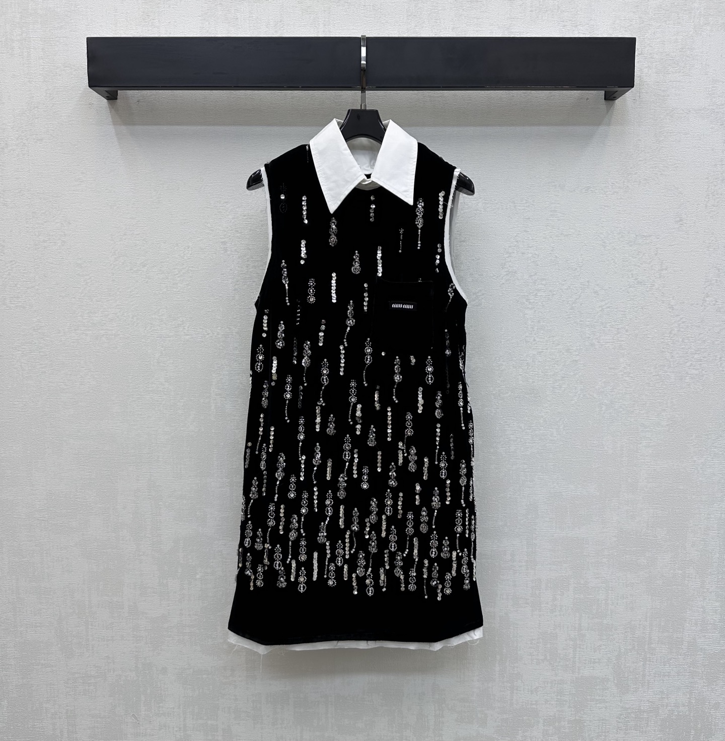 NO:748430,Miumi*2026 new products are on the shelves. The detachable lapel velvet sequin vest dress is made of YB imported velvet material. It is lustrous and draped with full texture. The whole body is treated with heavy hand-stitched sequin beading. It is combined with the detachable shirt lapel and cuff skirt splicing design to add layering to the look. The chest pocket is decorated with the iconic letter logo to highlight the brand tone. The back half zipper adjustment is easy to put on and take off. Easily realize two wears. Development of surface accessories. Sleeveless dress tailoring.  High-end and elegant outfits for commuting and dating. High version,,miumiu,skirts,19860909Miumi*2026新品上架拆卸翻领丝绒亮片背心裙定制YB进口丝绒材质 光泽垂顺 质感十足 通体沿用重工手缝亮片串珠工艺处理 配合可拆卸衬衣翻领与袖口裙摆拼接设计 增添造型层次感 胸前口袋处点缀标志性字母徽标装饰 彰显品牌调性 后背半拉链调节方便穿脱 轻松实现一衣两穿 面辅料开发 无袖连衣裙版型剪裁 通勤约会穿搭高级显贵气 高版本,,miumiu,skirts,,Women's clothing