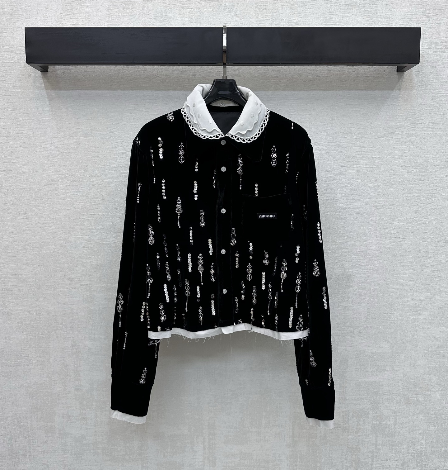 NO:748391,Miumi*2026 new products are on the shelves. The detachable lapel velvet shirt is made of YB imported velvet material. It is lustrous and draped with full texture. The whole body is treated with heavy hand-stitched sequin beading. It is combined with the detachable shirt lapel and cuff skirt splicing design to add layering to the look. The chest pocket is decorated with the iconic letter logo to highlight the brand tone. The placket button can be adjusted for easy putting on and taking off. Easily realize two wears. Development of surface accessories. Lapel long-sleeved shirt style tailoring.  High-end and elegant outfits for commuting and dating. High version, miumiu, skirts, shirts,19860909Miumi*2026新品上架拆卸翻领丝绒衬衣定制YB进口丝绒材质 光泽垂顺 质感十足 通体沿用重工手缝亮片串珠工艺处理 配合可拆卸衬衣翻领与袖口裙摆拼接设计 增添造型层次感 胸前口袋处点缀标志性字母徽标装饰 彰显品牌调性 开襟纽扣调节方便穿脱 轻松实现一衣两穿 面辅料开发 翻领长袖衬衫版型剪裁 通勤约会穿搭高级显贵气 高版本,,miumiu,skirts,shirts,,Women's clothing