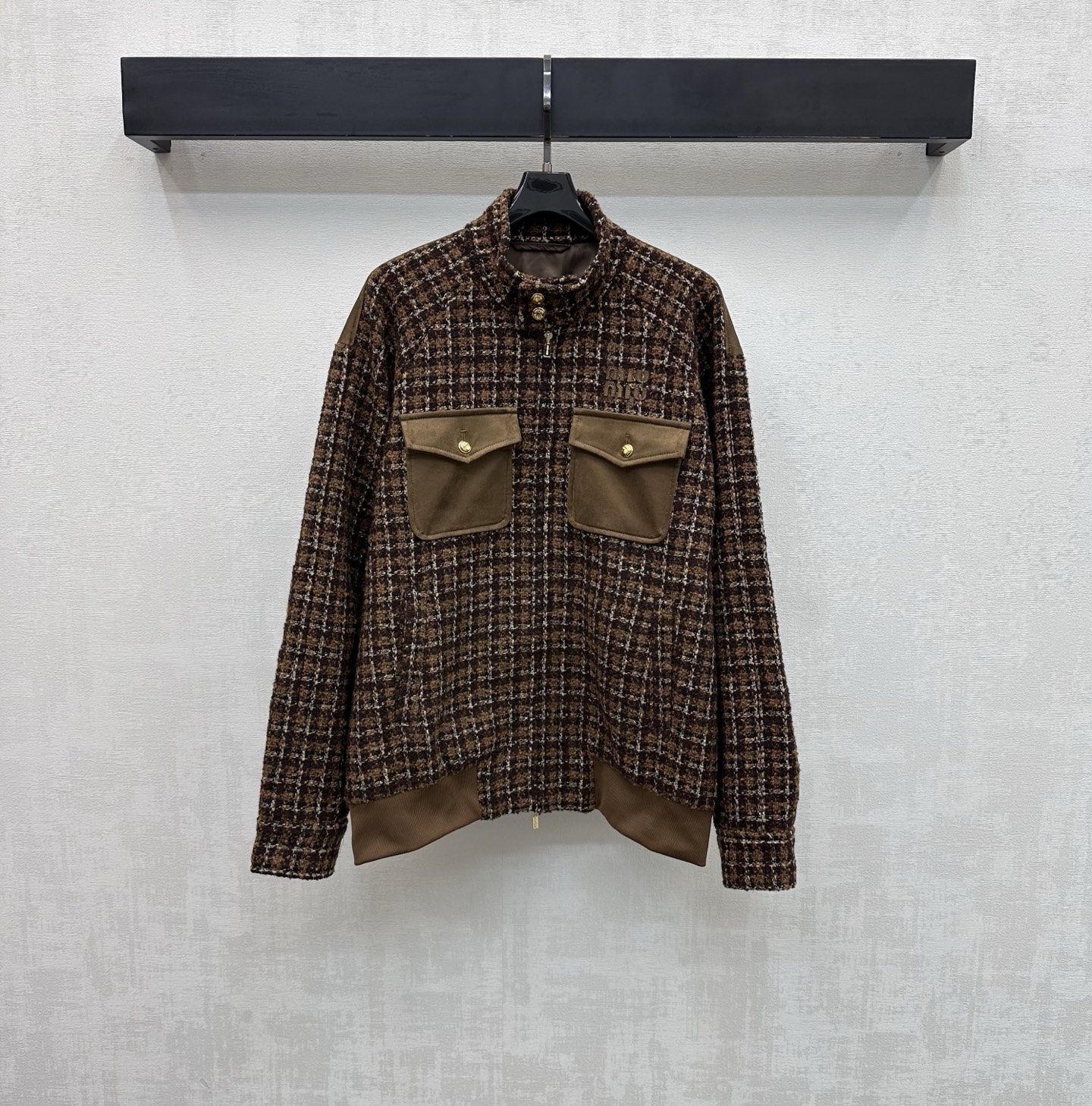 NO:748344,Miumi*2026 new products are on the shelves. The suede splicing woven jacket is made of YB imported silk wool. The texture is high-end and the texture is obvious. The whole-body plaid weaving process and the suede pocket back splicing design add layering to the look and set a bright fashion tone. The iconic letter logo decoration on the chest highlights the brand tone. The development of surface accessories. Stand-up collar silhouette jacket tailoring. The outfit shows the fashionable style of reducing age. High version,,miumiu,jackets &  coats,jackets & coats,chamois leather,19860909Miumi*2026新品上架麂皮拼接编织外套定制YB进口丝毛材质 质感高级 肌理明显 通体格纹编织工艺配合麂皮绒口袋后背拼接设计 增添造型层次感 垫定亮眼时尚基调 胸前点缀标志性字母徽标装饰 彰显品牌调性 面辅料开发 立领廓形夹克外套剪裁 穿搭尽显减龄时髦风范  高版本,,miumiu,jackets & coats,jackets & coats,chamois leather,,Women's clothing