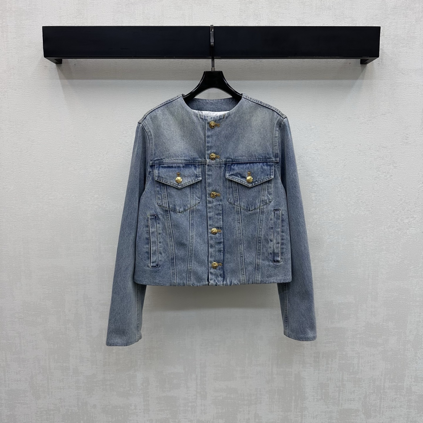 NO:748434,Celin*2026 new arrivals round neck waist chain denim jacket custom made of YB imported twill cotton denim material, very wide and stylish, using multiple washed light blue processes to restore the high-end texture. Round neck short version with placket engraved Arc de Triomphe button adjustment design to highlight the brand tone. Symmetrical flap pockets on the chest enrich the visual effect. It is decorated with metal waist chain with heavy industry letter logo on the back waist to add layering to the look. Surface accessories development. Round neck open placket short jacket tailoring. The outfit is simple and advanced.  High version,,celine,jackets & coats,19860909Celin*2026新品上架圆领腰链牛仔外套定制YB进口斜纹棉牛仔材质 挺阔有型 沿用多重水洗浅蓝工艺还原高级质感 圆领短款版型搭配开襟刻印凯旋门纽扣调节设计 彰显品牌调性 胸前对称翻盖口袋丰富视觉效果 配合后腰重工字母徽标金属腰链装饰 增添造型层次感 面辅料开发 圆领开襟短款外套剪裁 穿搭简约又高级 高版本,,celine,jackets & coats,,Women's clothing
