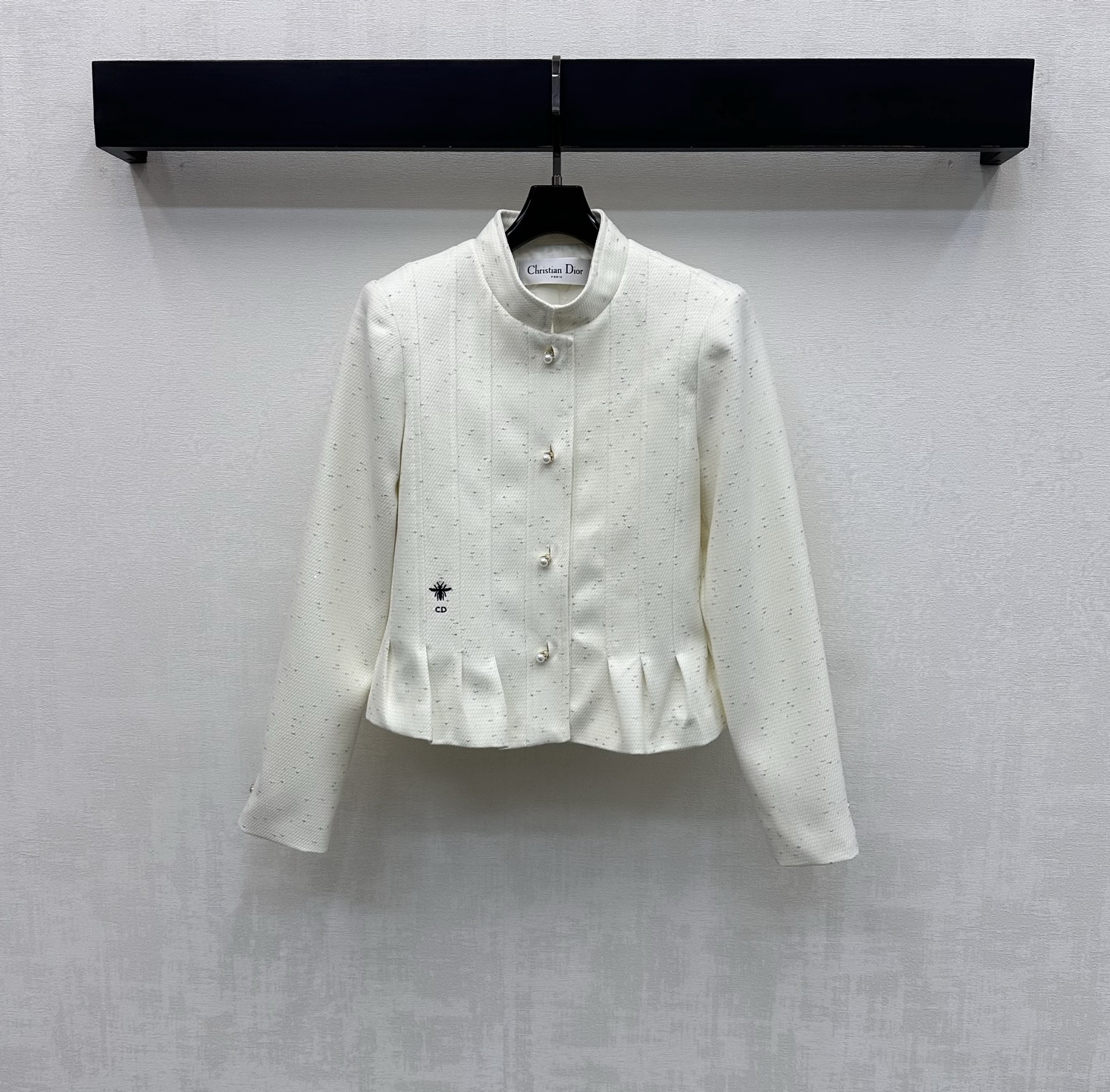 NO:748421,Dio*2026 new products are on the shelves. The stand-up collar and shoulder lace jacket is made of YB imported cotton material. The texture is obvious and smooth. The whole body is covered with grained highlights and the vertical contour line texture of the body. It is cut with the regular short version of the front shoulder. The fitting modification is more revealing. The exquisite flower bud details at the hem add a sense of layering to the look. The style is simple and elegant. The waist is embellished with the iconic embroidered bee CD logo decoration to highlight the brand style. Surface accessories development. Cutting of the stand-up collar and shoulder pad jacket.  Low-key luxury shows elegance. High version, dior, jackets & coats,19860909Dio*2026新品上架立领正肩花边外套定制YB进口棉毛材质 肌理明显 垂顺流畅 通体满铺颗粒亮点搭配大身竖排列轮廓线纹理 配合正肩常规偏短版型裁剪 合身修饰更显身型 下摆精致花苞外扩细节 增添造型层次感 款式简约大气 腰间点缀标志性刺绣蜜蜂CD标识装饰 彰显品牌格调 面辅料开发 立领垫肩外套剪裁 低调奢华展现优雅气质  高版本,,dior,jackets & coats,,Women's clothing