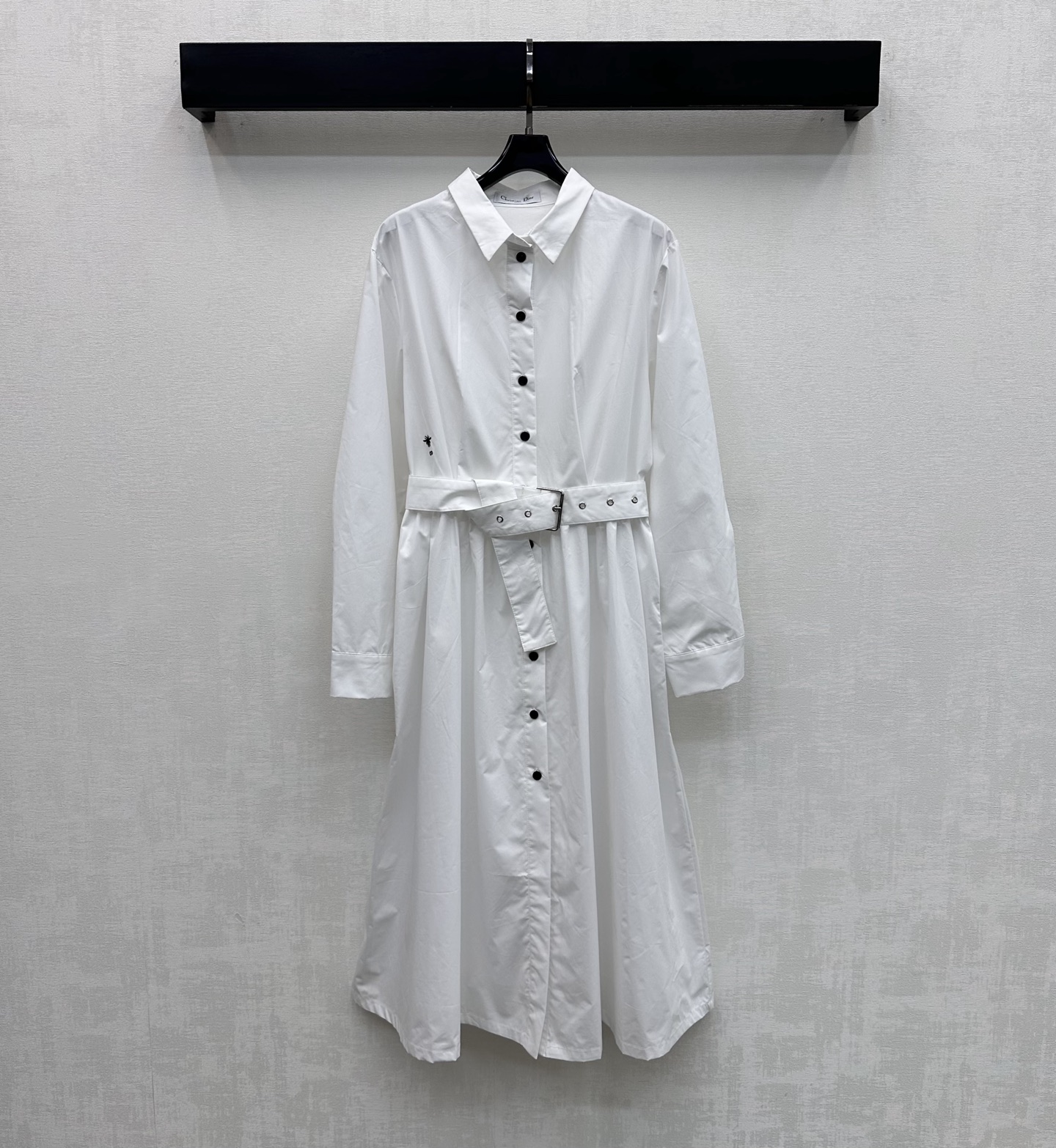 NO:748392,Dio*2026 New Arrival Belt Lapel Shirt Skirt Customized YB imported twill cotton material. Stiff, comfortable and stylish. The open button adjustment version is matched with the fabric belt to outline the curve design. It adds layering to the look. Loose, comfortable and adjustable. The long skirt modifies the legs. Easily divides the upper and lower lengths into good proportions. Effectively covers the crotch and makes you slimmer. The waist is embellished with embroidered CD bee logo decoration to highlight the brand's tone. Surface accessories development. Lapel dress tailoring. The upper body is full of exquisite and intellectual atmosphere.  Meet various needs for commuting and dating. High version, dior, skirts,19860909Dio*2026新品上架腰带翻领衬衣裙定制YB进口斜纹全棉材质 挺括舒适有型 开襟纽扣调节版型配合本布腰带勾勒曲线设计 增添造型层次感 宽松舒适可调节 长款裙摆修饰腿部 轻松划分上短下长好比例 有效遮胯更显苗条 腰侧点缀刺绣CD蜜蜂徽标装饰 彰显品牌调性 面辅料开发 翻领连衣裙剪裁 上身充满精致高智气息 满足通勤约会多种需求  高版本,,dior,skirts,,Women's clothing