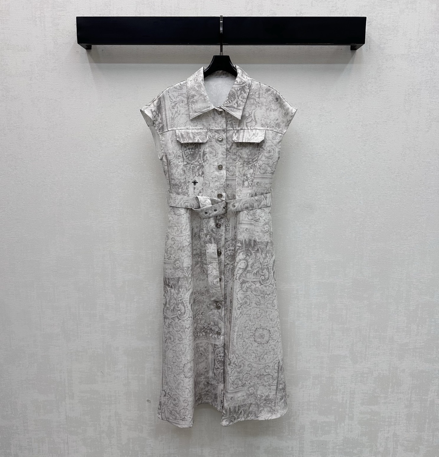 NO:748382,Dio*2026 New Product Release Printed Belt Denim Dress Customized YB Imported Twill Cotton Denim Material Multiple Washes Soft, Comfortable and Stylish Symmetrical Flap Pocket Design on the Chest Matches the Perforated Belt at the Waist to Outline the Curves and Adds a Layer to the Style Active All-over Printing of Irregular Plants and Flowers and Other New Chinese Style Patterns Highlights the Brand Tonality Creates a Romantic and Aesthetic Style Surface Accessories Development Lapel Short-Sleeved Dress Tailoring High-end Fashion for Early Spring  High version 2 colors, dior, skirts, T-shirt,19860909Dio*2026新品上架印花腰带牛仔连衣裙定制YB进口斜纹棉牛仔材质 多重水洗 柔软舒适有型 胸前对称翻盖口袋设计 配合腰间本布穿孔腰带勾勒曲线 增添造型层次感 通体活性满印不规则植物花卉等新中式风格图案 彰显品牌调性 打造浪漫唯美风格 面辅料开发 翻领短袖连衣裙剪裁 早春穿搭高级时髦 高版本2色,,dior,skirts,T-shirt,,Women's clothing