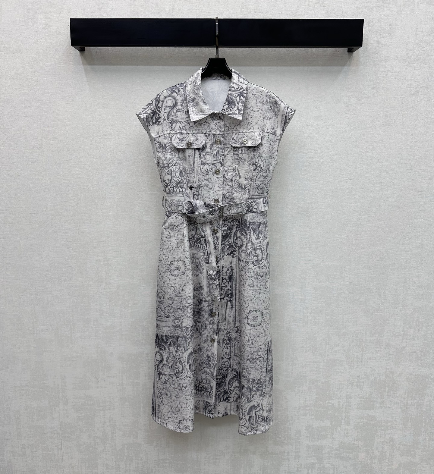 NO:748374,Dio*2026 New Product Release Printed Belt Denim Dress Customized YB Imported Twill Cotton Denim Material Multiple Washes Soft, Comfortable and Stylish Symmetrical Flap Pocket Design on the Chest Matches the Perforated Belt at the Waist to Outline the Curves and Adds a Layer to the Style Active All-over Printing of Irregular Plants and Flowers and Other New Chinese Style Patterns Highlights the Brand Tonality Creates a Romantic and Aesthetic Style Surface Accessories Development Lapel Short-Sleeved Dress Tailoring High-end Fashion for Early Spring  High version 2 colors, dior, skirts, T-shirt,19860909Dio*2026新品上架印花腰带牛仔连衣裙定制YB进口斜纹棉牛仔材质 多重水洗 柔软舒适有型 胸前对称翻盖口袋设计 配合腰间本布穿孔腰带勾勒曲线 增添造型层次感 通体活性满印不规则植物花卉等新中式风格图案 彰显品牌调性 打造浪漫唯美风格 面辅料开发 翻领短袖连衣裙剪裁 早春穿搭高级时髦 高版本2色,,dior,skirts,T-shirt,,Women's clothing