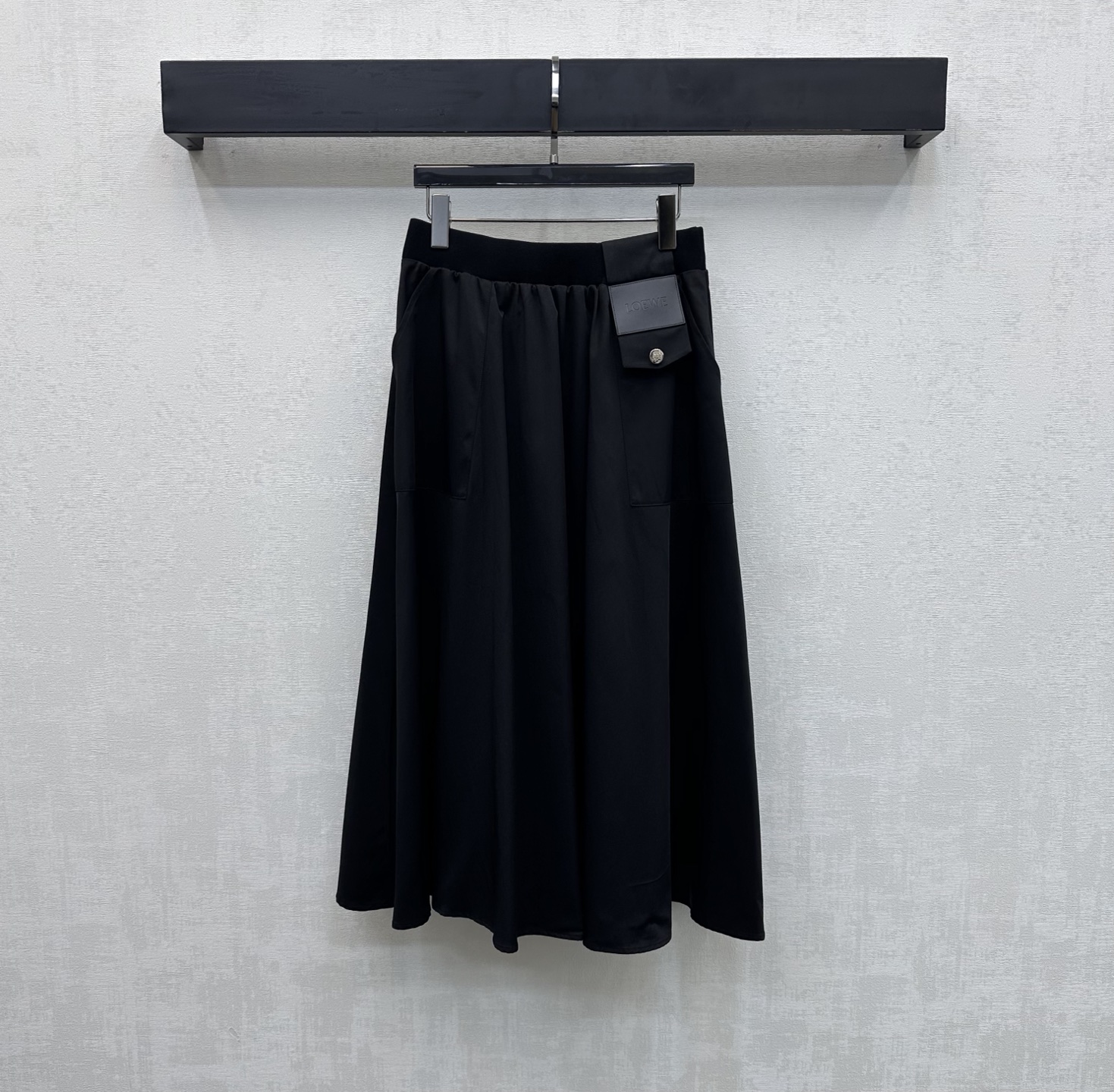 NO:748390,Loew*2026 new products on the shelves. Leather label pleated skirt. Customized YB imported cotton material. The texture is shiny and draped. The buttons with printed letter logo and the leather label on the waist complement each other to highlight the brand tone. Combined with the pleated skirt, the neat tailoring design adds a sense of layering. Simple, high-end and durable, showing a casual style. Development of surface accessories. High-waisted umbrella skirt cut. Casual and fashionable. High version 2 colors, loewe, skirts,19860909Loew*2026新品上架皮标压褶半裙定制YB进口棉纶材质 质感光泽垂顺有型 印刻字母徽标纽扣与腰间皮标相得益彰 彰显品牌调性 配合压褶裙摆利落裁剪设计 增添造型层次感 简约高级耐看呈现随性穿搭风格 面辅料开发 高腰伞状半裙剪裁 随意穿搭时髦洋气  高版本2色,,loewe,skirts,,Women's clothing