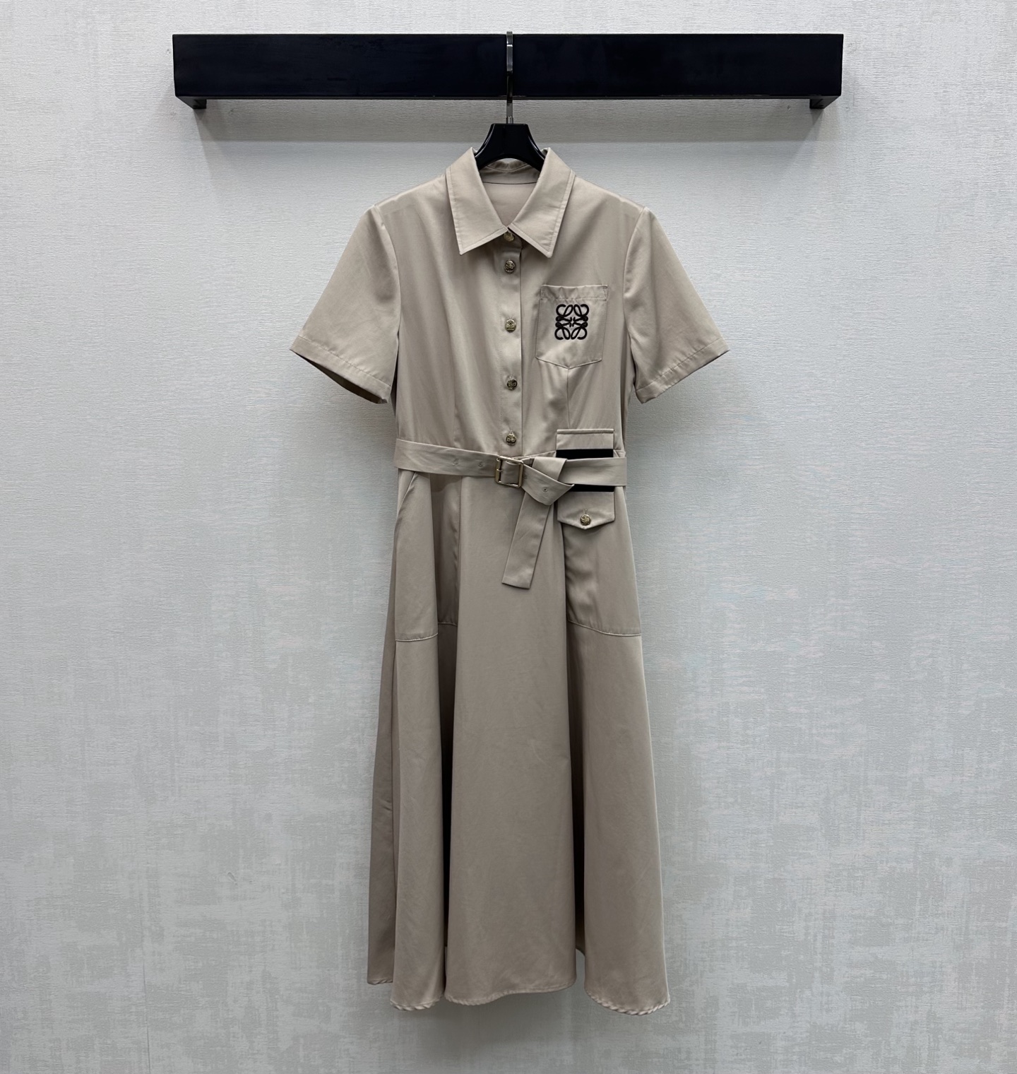 NO:748420,Loew*2026 New Products Leather Label Belt Dress Customized YB imported cotton material. The texture is shiny and draped. Use the half placket engraved letter logo buttons to adjust the fabric belt waist design to add layering to the look. The iconic embroidered logo on the chest complements the leather label at the waist to highlight the brand tone. Combined with the pleated skirt and neat tailoring design, it adds layering to the look. Simple, high-end and durable, presenting a casual style. Surface accessories development. Lapel short-sleeved dress tailoring.  Fashionable and stylish outfit, high version 2 colors, loewe, skirts, T-shirt,19860909Loew*2026新品上架皮标腰带连衣裙定制YB进口棉纶材质 质感光泽垂顺有型 沿用半开襟印刻字母徽标纽扣调节本布腰带收腰设计 增添造型层次感 胸口标志性刺绣徽标与腰间皮标相得益彰 彰显品牌调性 配合压褶裙摆利落裁剪设计 增添造型层次感 简约高级耐看呈现随性穿搭风格 面辅料开发 翻领短袖连衣裙剪裁 穿搭时髦洋气  高版本2色,,loewe,skirts,T-shirt,,Women's clothing