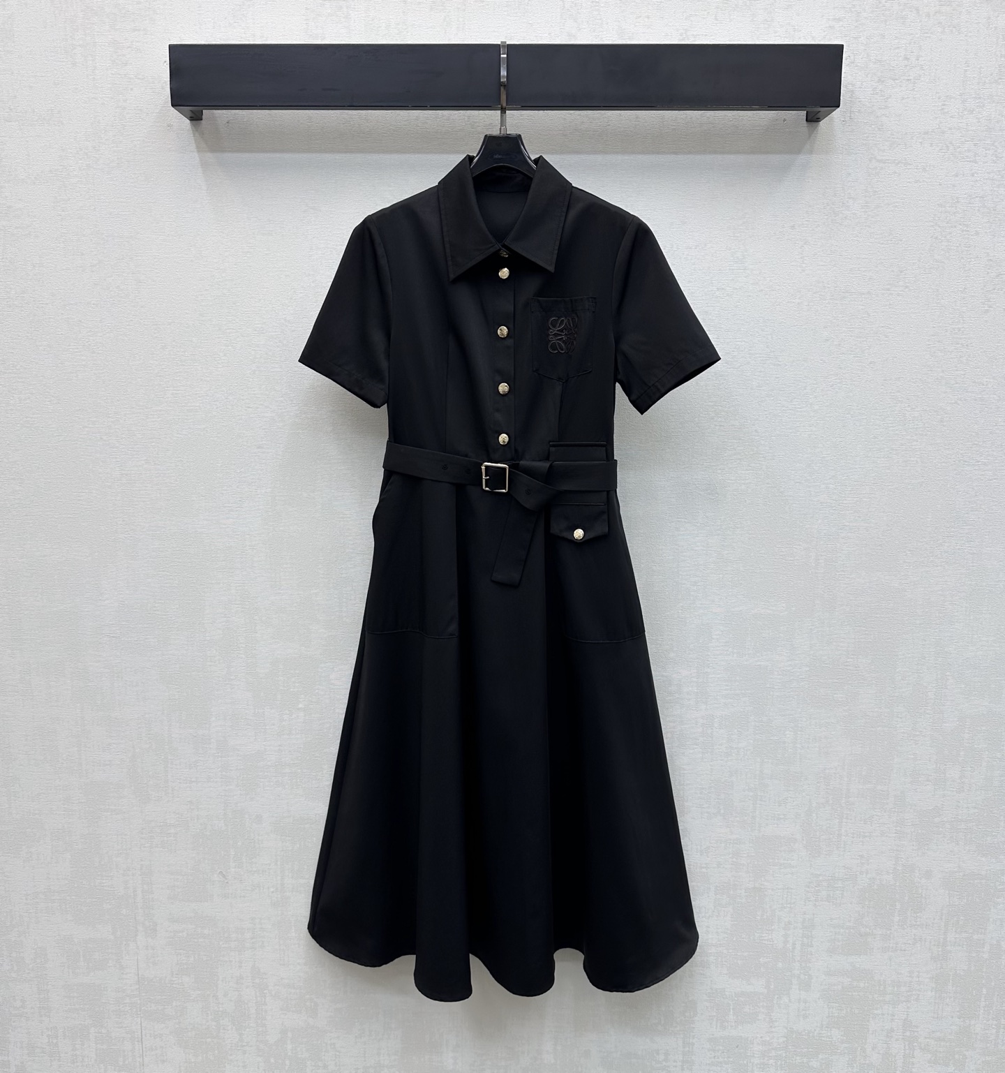 NO:748410,Loew*2026 New Products Leather Label Belt Dress Customized YB imported cotton material. The texture is shiny and draped. Use the half placket engraved letter logo buttons to adjust the fabric belt waist design to add layering to the look. The iconic embroidered logo on the chest complements the leather label at the waist to highlight the brand tone. Combined with the pleated skirt and neat tailoring design, it adds layering to the look. Simple, high-end and durable, presenting a casual style. Surface accessories development. Lapel short-sleeved dress tailoring.  Fashionable and stylish outfit, high version 2 colors, loewe, skirts, T-shirt,19860909Loew*2026新品上架皮标腰带连衣裙定制YB进口棉纶材质 质感光泽垂顺有型 沿用半开襟印刻字母徽标纽扣调节本布腰带收腰设计 增添造型层次感 胸口标志性刺绣徽标与腰间皮标相得益彰 彰显品牌调性 配合压褶裙摆利落裁剪设计 增添造型层次感 简约高级耐看呈现随性穿搭风格 面辅料开发 翻领短袖连衣裙剪裁 穿搭时髦洋气  高版本2色,,loewe,skirts,T-shirt,,Women's clothing