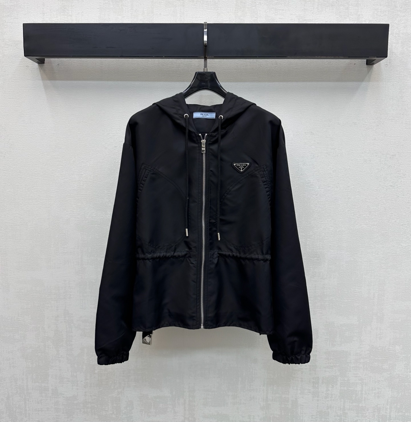 NO:748402,Prad*2026 new arrival nylon hooded waist jacket customized with YB imported eco-friendly regenerated nylon material. Glossy, comfortable and stylish. Decorated with inner drawstring waist adjustment and elastic waistband design to add layering to the look. Iconic triangle logo decoration on the chest to highlight the brand tone. Development of surface accessories. Hooded zipper waist jacket tailoring. Casually matched with bottoms to wear trendy and fashionable. High version, prada, jackets & coats, hats,19860909Prad*2026新品上架尼龙连帽收腰外套定制YB进口环保再生尼龙材质 光泽舒适有型 饰以内侧抽绳收腰调节配合弹力腰带设计 增添造型层次感 胸前点缀标志性三角徽标装饰 彰显品牌调性 面辅料开发 连帽拉链收腰外套剪裁 随意搭配下装穿搭潮流时髦  高版本,,prada,jackets & coats,hats,,Women's clothing