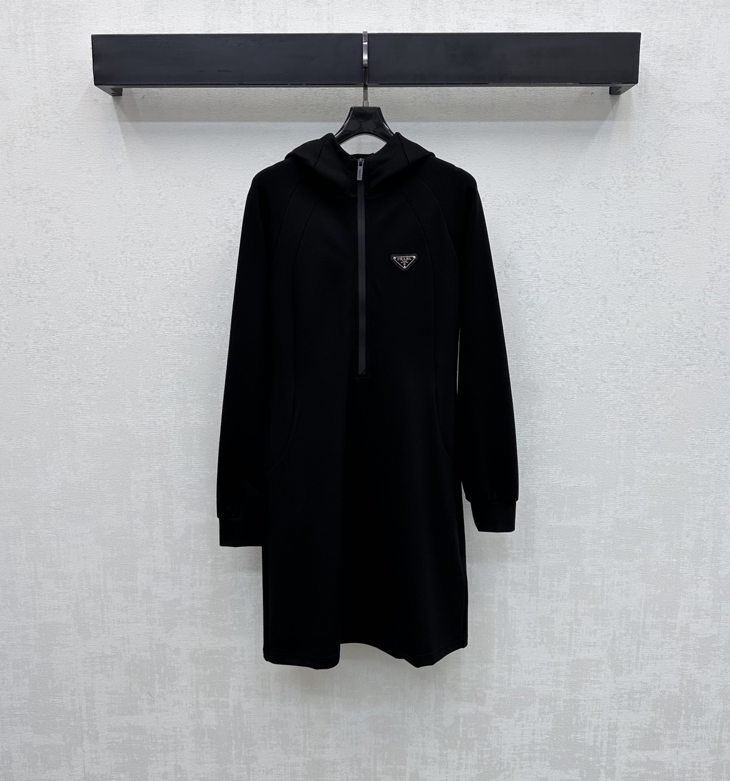 NO:748429,Prad*2026 new product launch hooded waisted sweatshirt skirt customized YB imported high-elastic material, glossy, comfortable and skin-friendly. The half-open zipper adjustment and elastic belt waist design add to the layering of the shape. The iconic triangle logo decoration on the chest highlights the brand tone. Development of fabric accessories. Hooded sweatshirt skirt tailoring. Trendy and fashionable for daily commuting. High version, prada, hoodie, sweatshirts, skirts, hats,19860909Prad*2026新品上架连帽收腰卫衣裙定制YB进口高弹材质 光泽舒适亲肤 沿用半开襟拉链调节配合弹力腰带收腰设计 增添造型层次感 胸前点缀标志性三角徽标装饰 彰显品牌调性 面辅料开发 连帽卫衣裙剪裁 日常通勤穿搭潮流时髦  高版本,,prada,hoodie,sweatshirts,skirts,hats,,Women's clothing