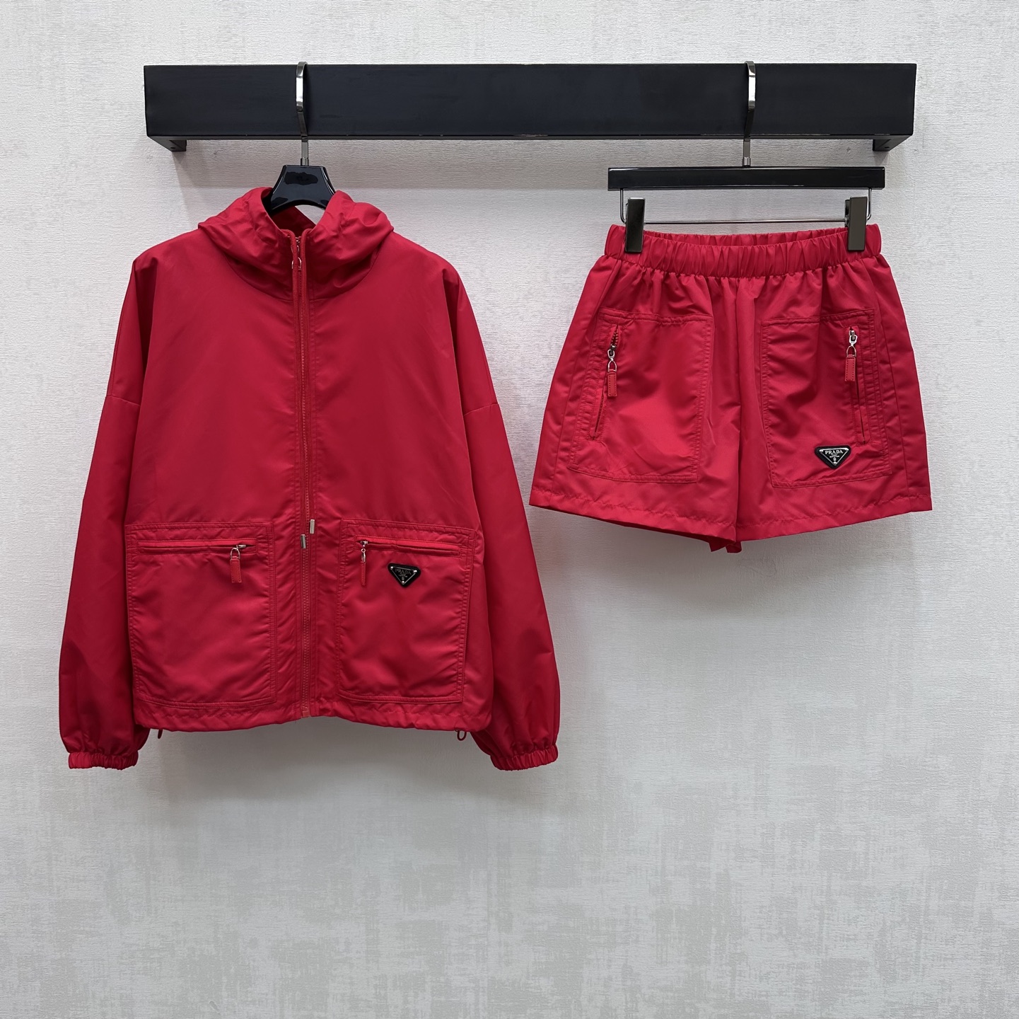 NO:749323,Prad*2026 new arrival nylon hooded jacket shorts suit customized YB imported environmentally friendly regenerated nylon material. Glossy, comfortable and stylish. Decorated with large-capacity pockets on both sides to create layers and add a casual atmosphere to work clothes. Decorated with the iconic triangle logo to highlight the brand tone. Engraved letter details can highlight the sense of individuality and high-end. The drawstring adjustment design at the hem allows for flexible movement to show youthful vitality. The loose version modifies the waist shape and is more tolerant to the body. Development of surface accessories. Hooded zipper jacket shorts style tailoring  The complete set is trendy and fashionable. High version 2 colors, prada, shorts, jackets & coats, jackets & coats, hats,19860909Prad*2026新品上架尼龙连帽外套短裤套装定制YB进口环保再生尼龙材质 光泽舒适有型 饰以两侧大容量口袋形成层次同时增加工装休闲气息 配合标志性三角徽标点缀之上装饰 彰显品牌调性 印刻字母细节更能突出个性高级感 下摆抽绳调节设计灵活行动 让青春活力立显 宽松版型修饰腰身体型对身材包容度更高 面辅料开发 连帽拉链夹克外套短裤版型剪裁 成套穿搭潮流时髦  高版本2色,,prada,shorts,jackets & coats,jackets & coats,hats,,Women's clothing