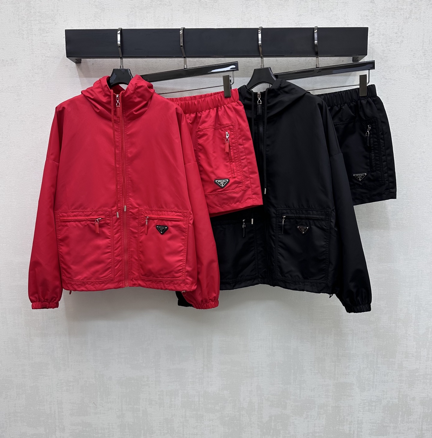 NO:749332,Prad*2026 new arrival nylon hooded jacket shorts suit customized YB imported environmentally friendly regenerated nylon material. Glossy, comfortable and stylish. Decorated with large-capacity pockets on both sides to create layers and add a casual atmosphere to work clothes. Decorated with the iconic triangle logo to highlight the brand tone. Engraved letter details can highlight the sense of individuality and high-end. The drawstring adjustment design at the hem allows for flexible movement to show youthful vitality. The loose version modifies the waist shape and is more tolerant to the body. Development of surface accessories. Hooded zipper jacket shorts style tailoring  The complete set is trendy and fashionable. High version 2 colors, prada, shorts, jackets & coats, jackets & coats, hats,19860909Prad*2026新品上架尼龙连帽外套短裤套装定制YB进口环保再生尼龙材质 光泽舒适有型 饰以两侧大容量口袋形成层次同时增加工装休闲气息 配合标志性三角徽标点缀之上装饰 彰显品牌调性 印刻字母细节更能突出个性高级感 下摆抽绳调节设计灵活行动 让青春活力立显 宽松版型修饰腰身体型对身材包容度更高 面辅料开发 连帽拉链夹克外套短裤版型剪裁 成套穿搭潮流时髦  高版本2色,,prada,shorts,jackets & coats,jackets & coats,hats,,Women's clothing